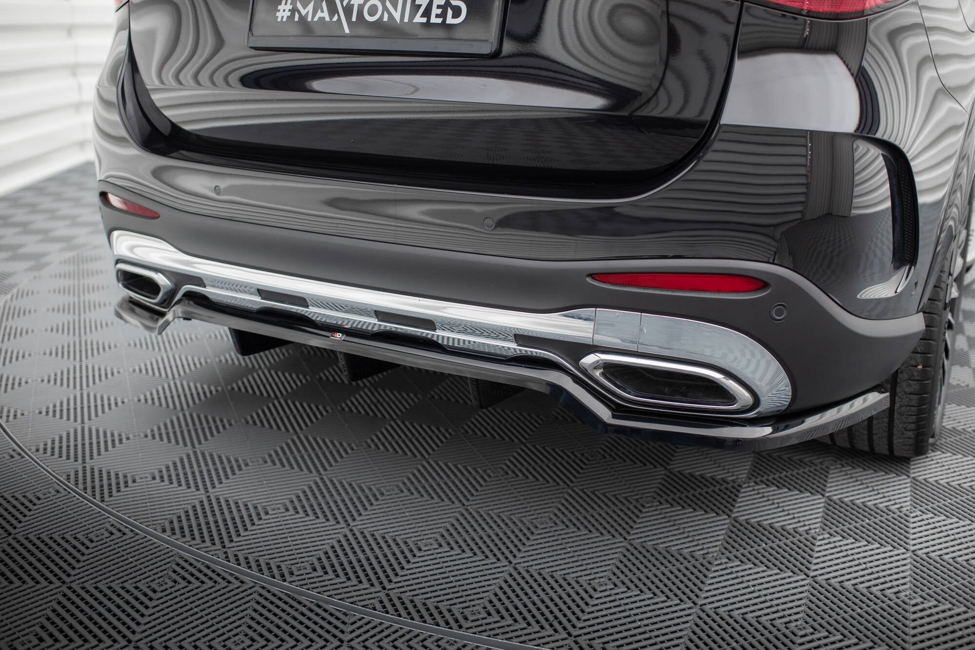 Splitter trasero Mercedes-Benz GLC AMG-Line X254 (con barras verticales)