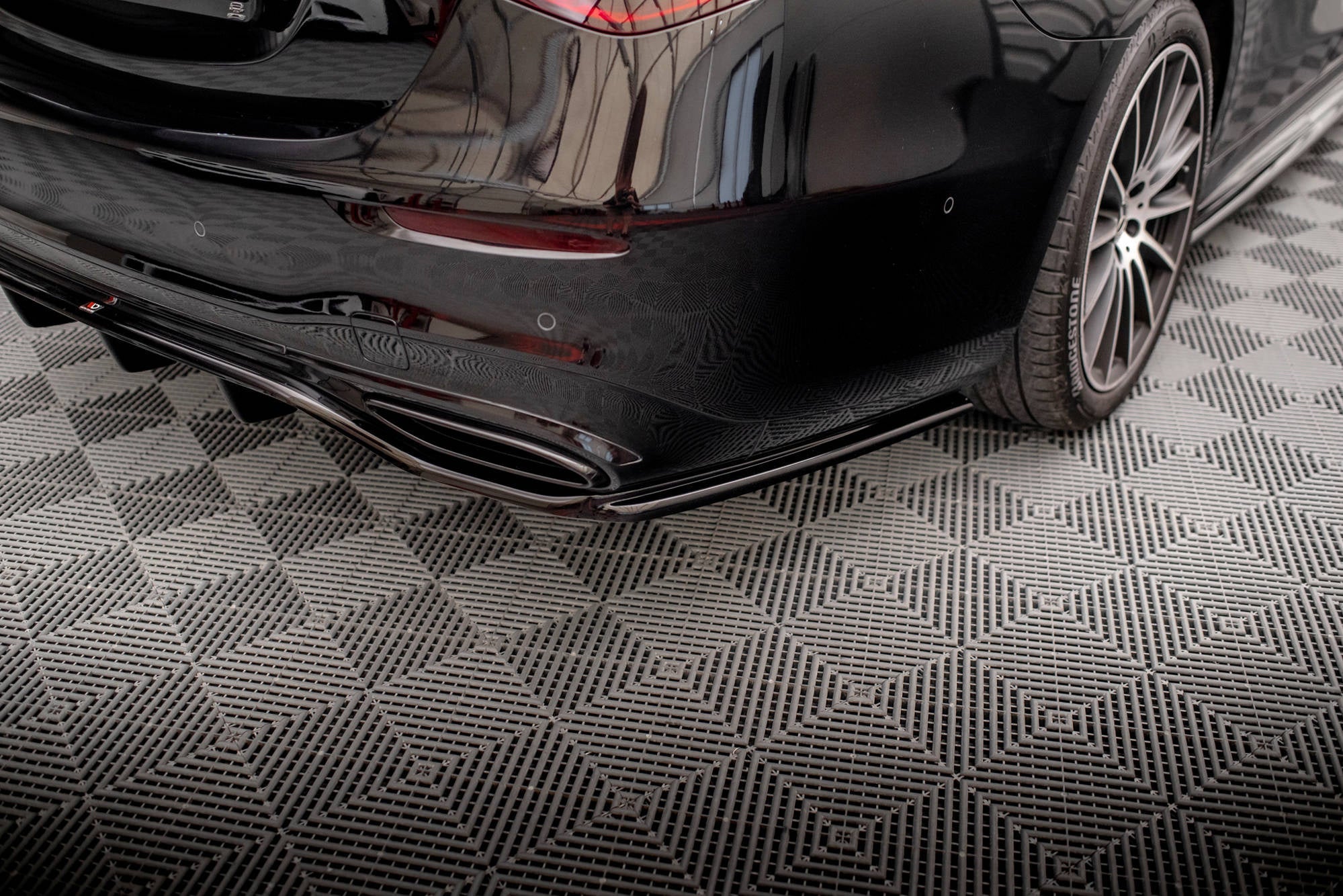 Splitter trasero Mercedes-Benz Clase S AMG-Line W223 (con barras verticales)