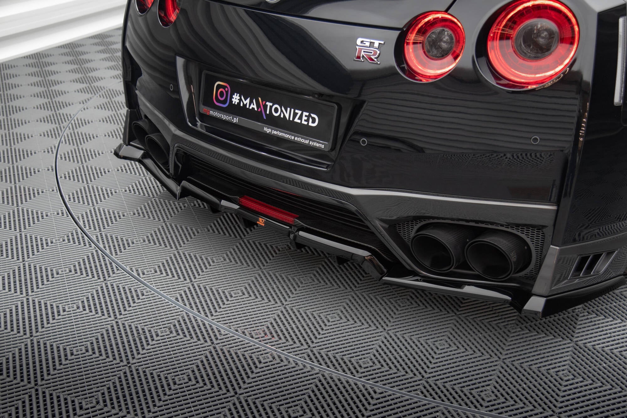 Splitter trasero Nissan GT-R R35 Facelift (con barras verticales)