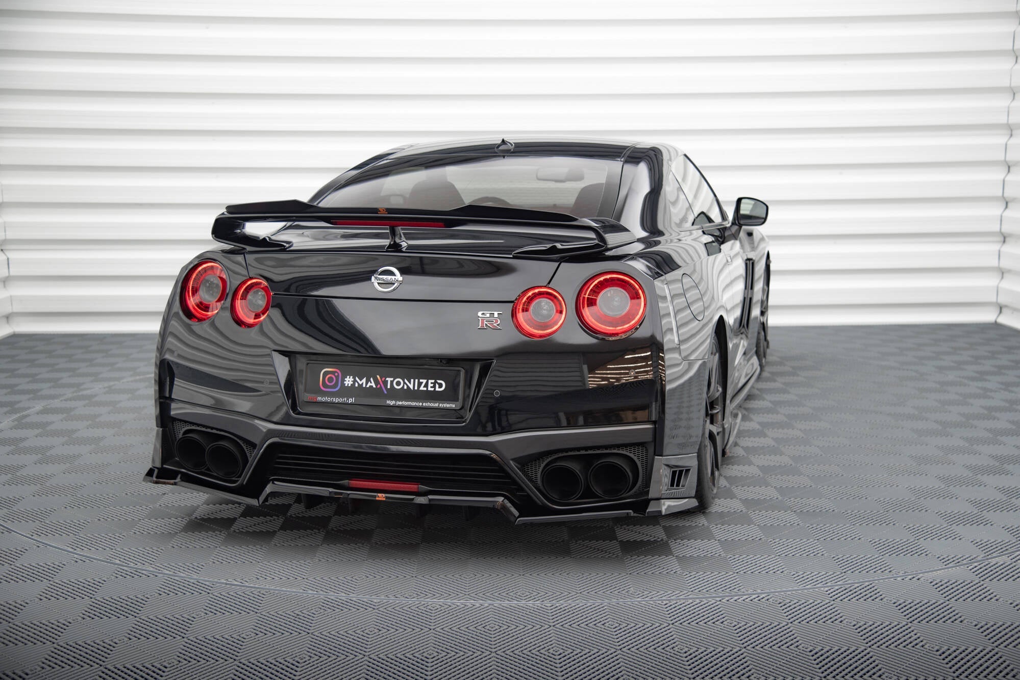 Splitter trasero Nissan GT-R R35 Facelift (con barras verticales)