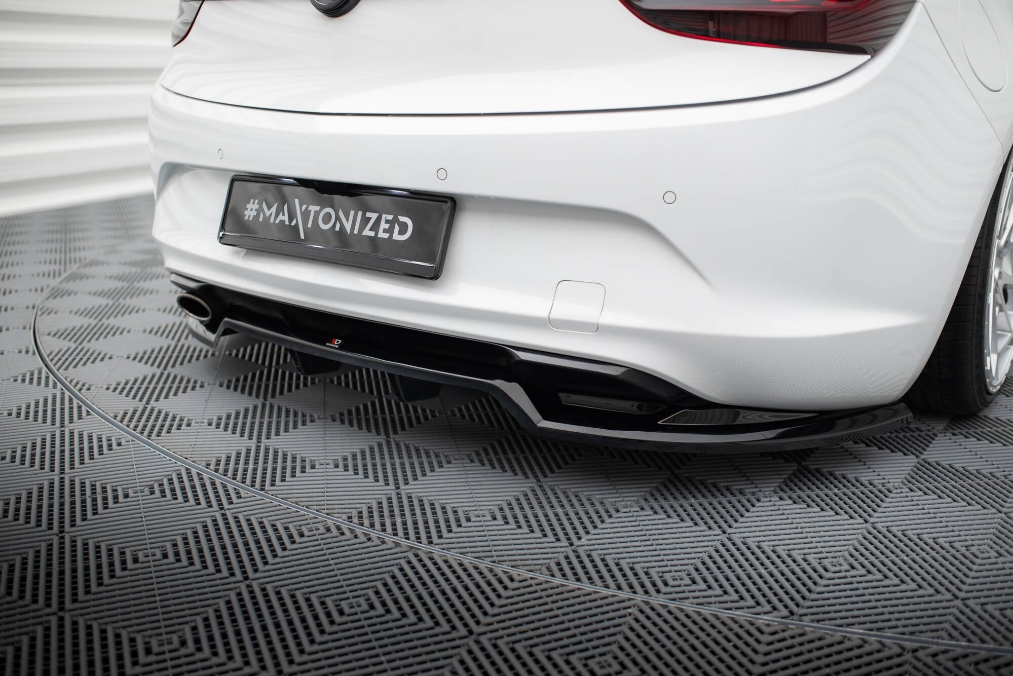 Splitter trasero Opel Cascada (con barras verticales)