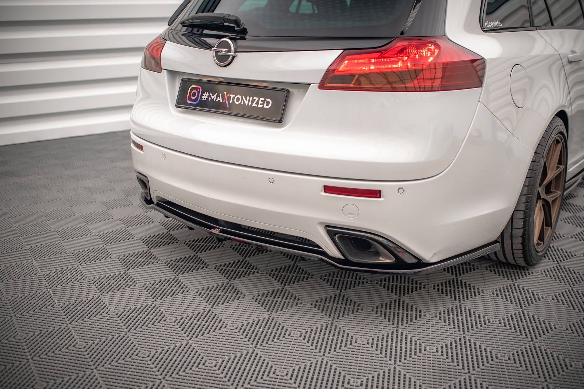 Splitter trasero Opel Insignia OPC Mk1 (con barras verticales)