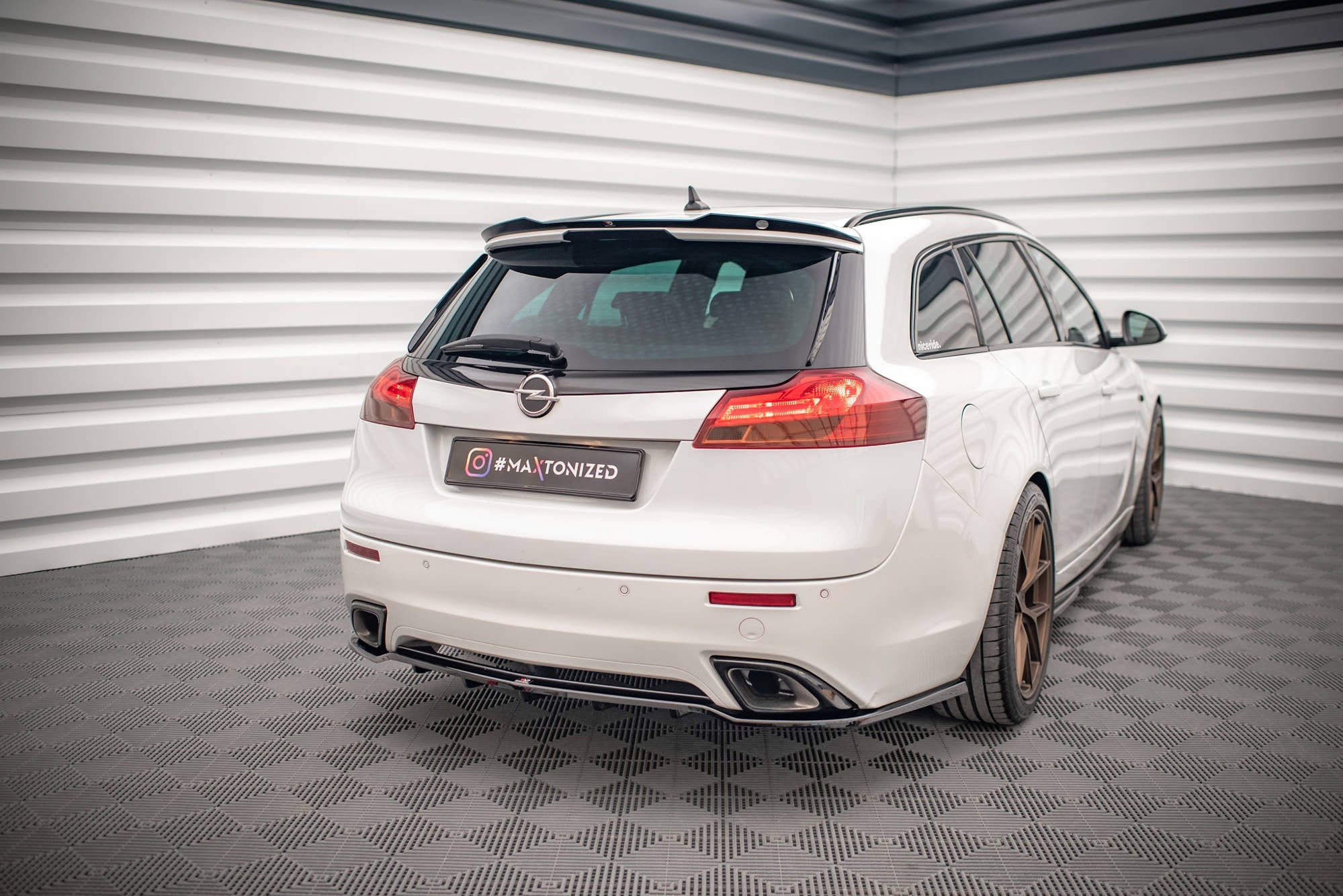 Splitter trasero Opel Insignia OPC Mk1 (con barras verticales)