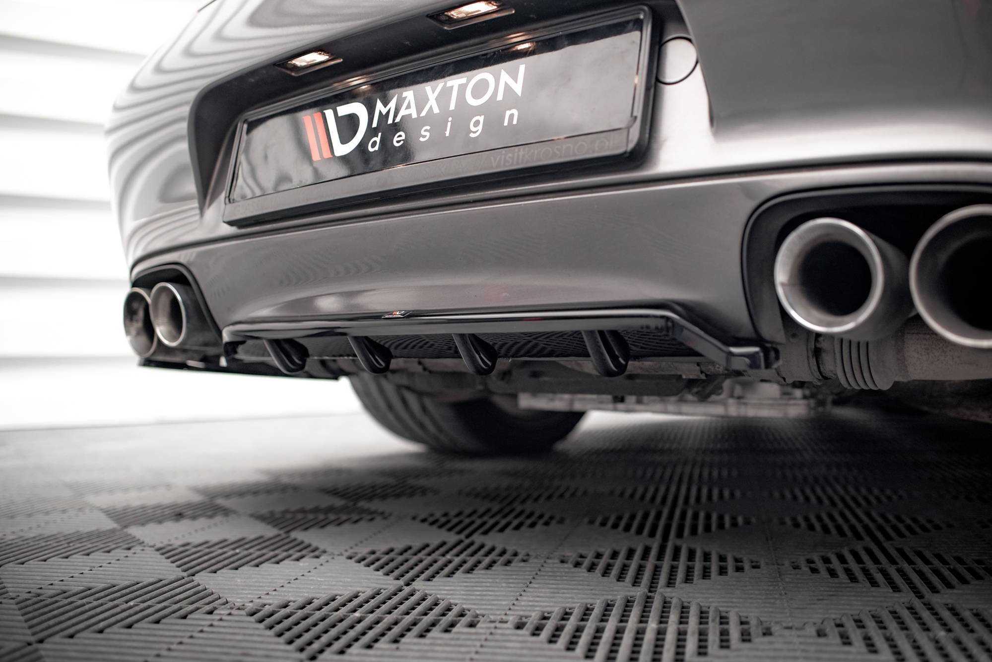 Splitter trasero Porsche 911 Carrera GTS 997 Facelift (con barras verticales)