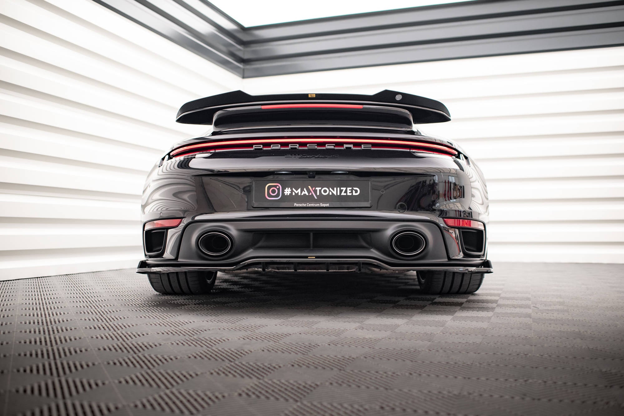 Splitter trasero Porsche 911 Turbo S 992 (con barras verticales)