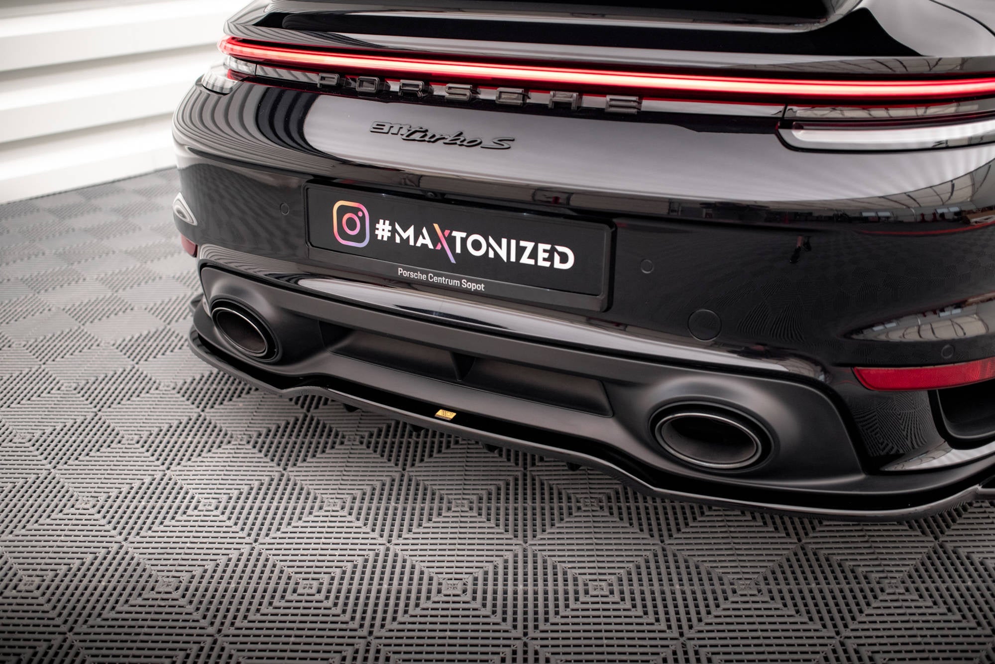 Splitter trasero Porsche 911 Turbo S 992 (con barras verticales)