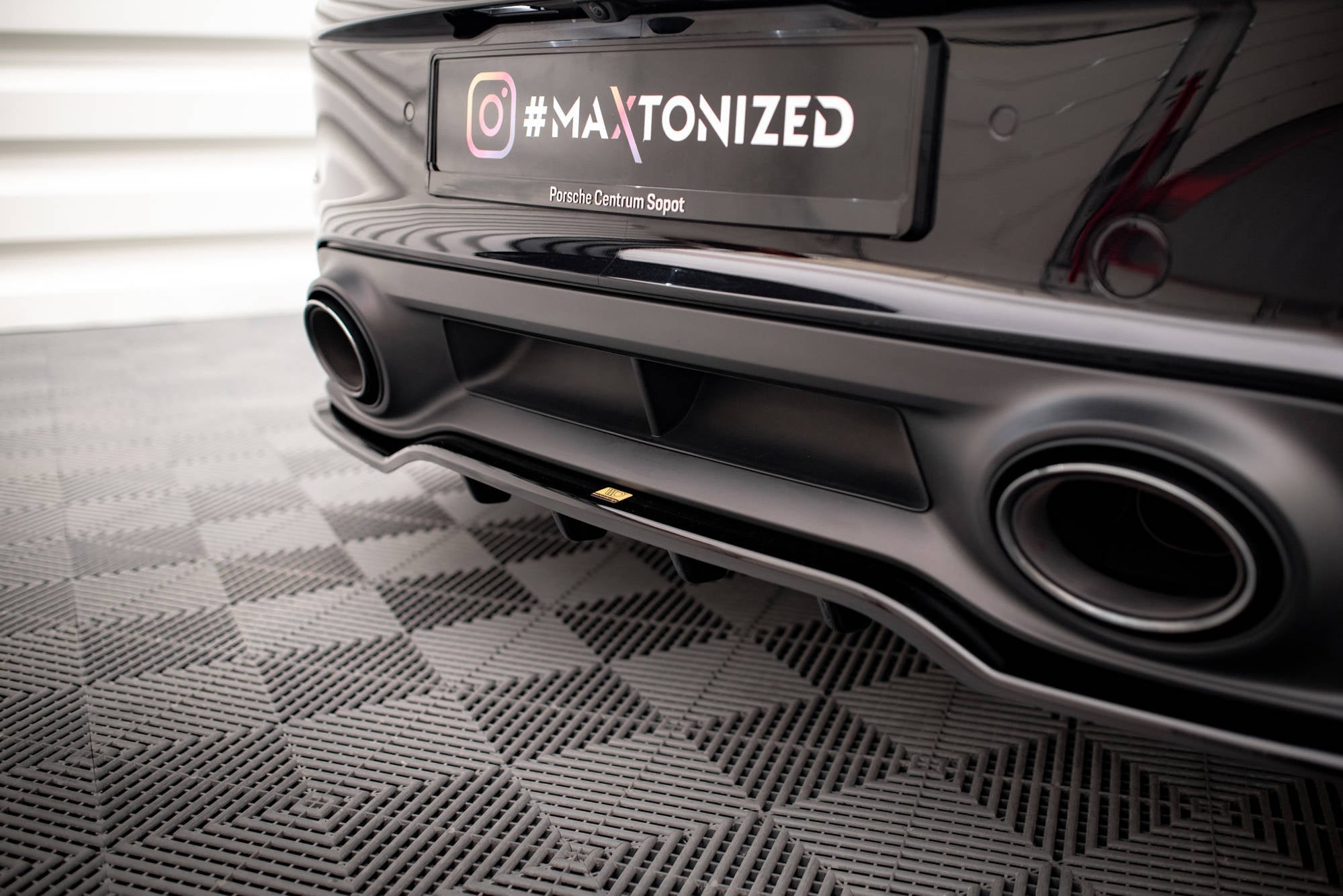 Splitter trasero Porsche 911 Turbo S 992 (con barras verticales)