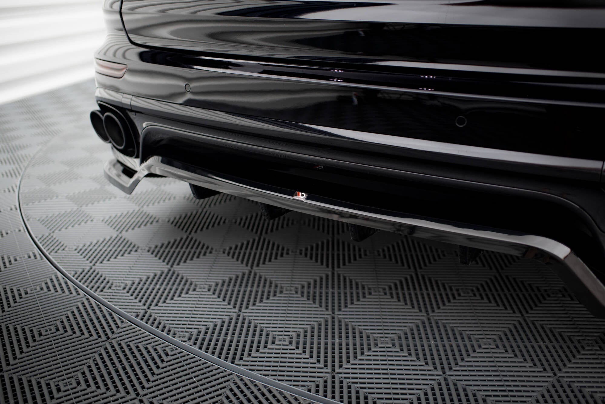 Splitter trasero Porsche Cayenne Mk2 Facelift (con barras verticales)