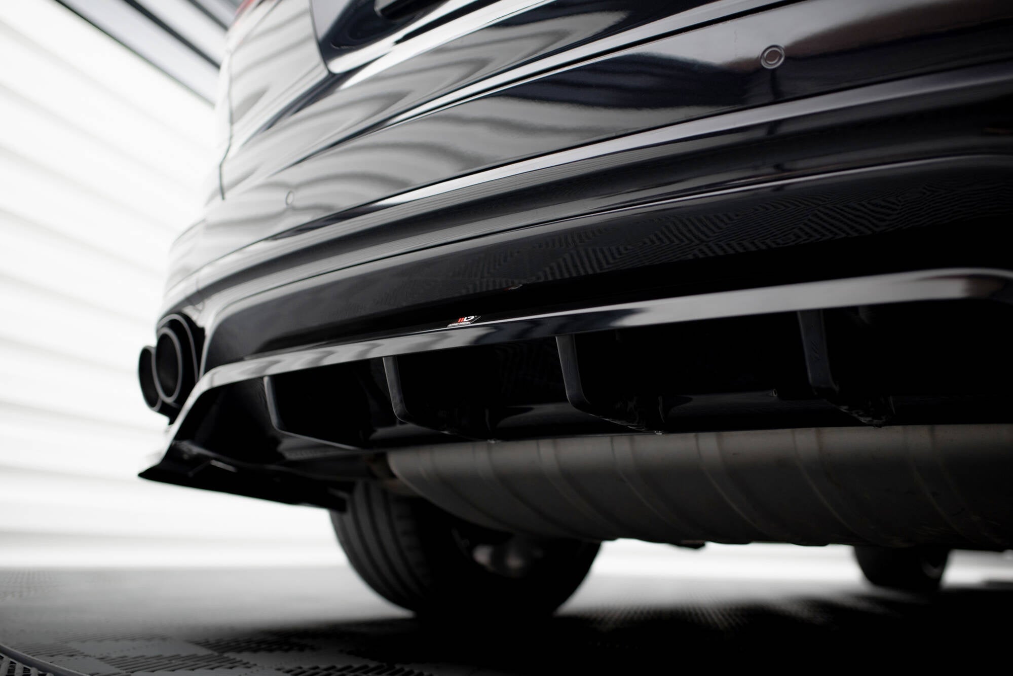 Splitter trasero Porsche Cayenne Mk2 Facelift (con barras verticales)