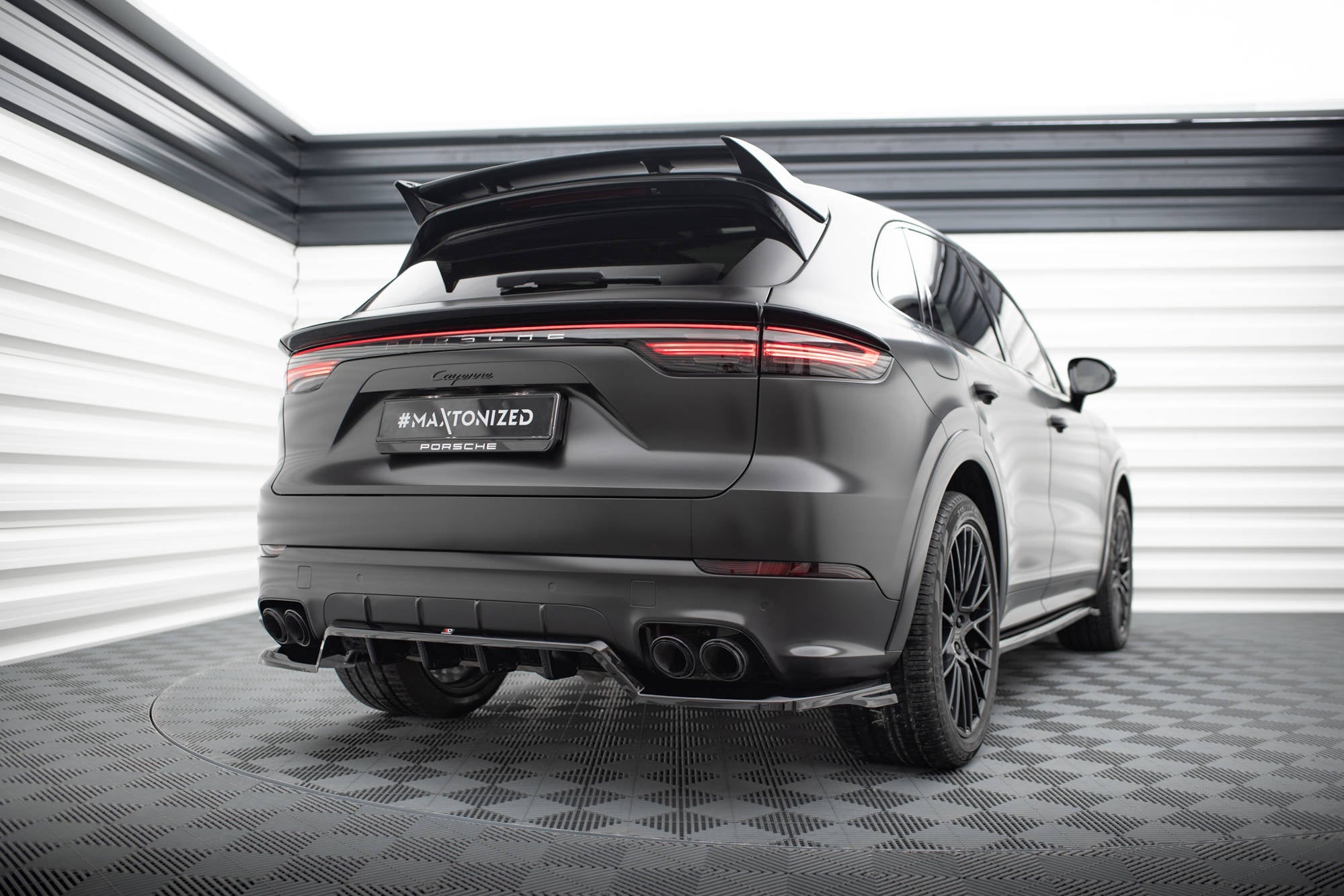 Splitter trasero Porsche Cayenne Sport Design Mk3 (con barras verticales)