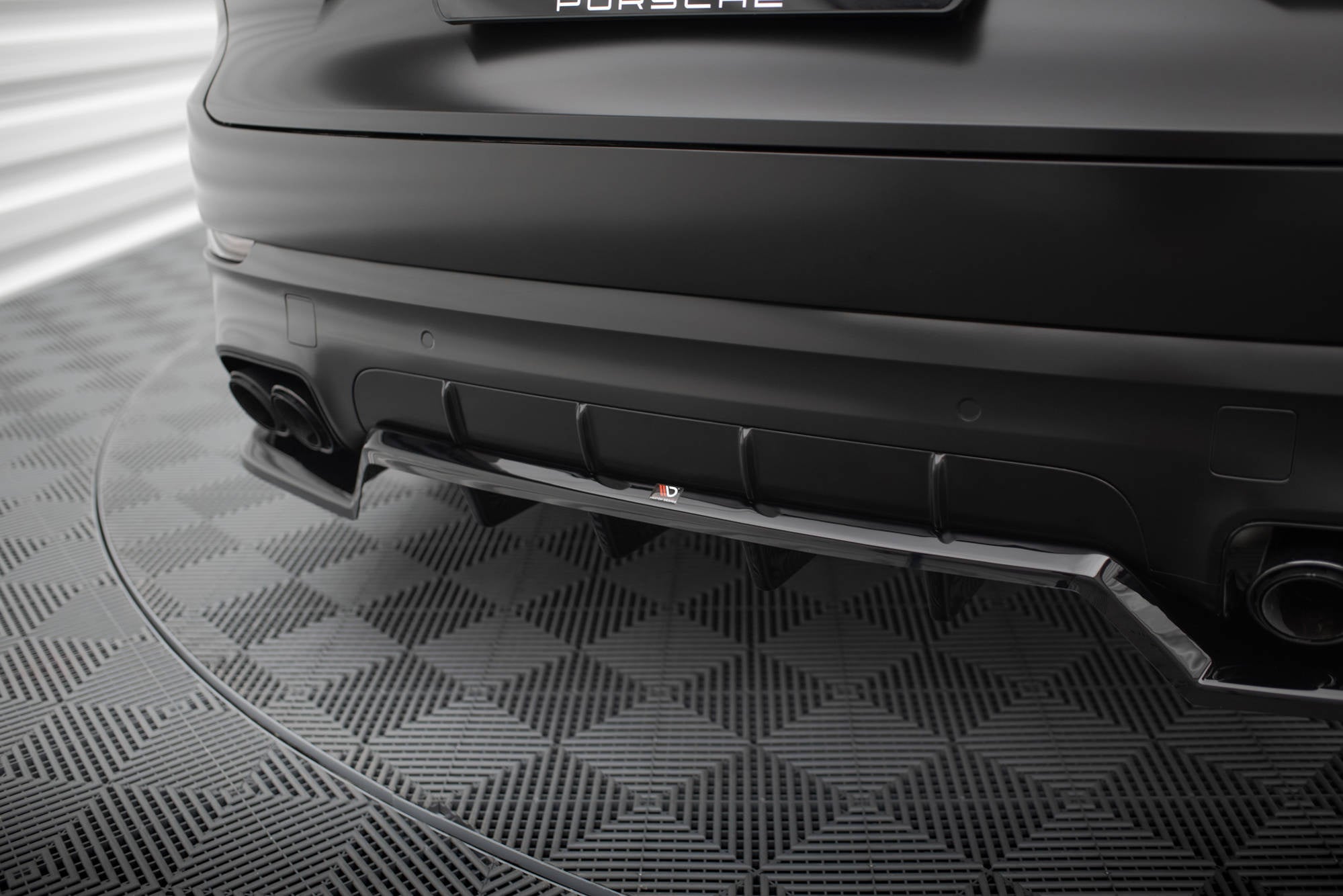 Splitter trasero Porsche Cayenne Sport Design Mk3 (con barras verticales)