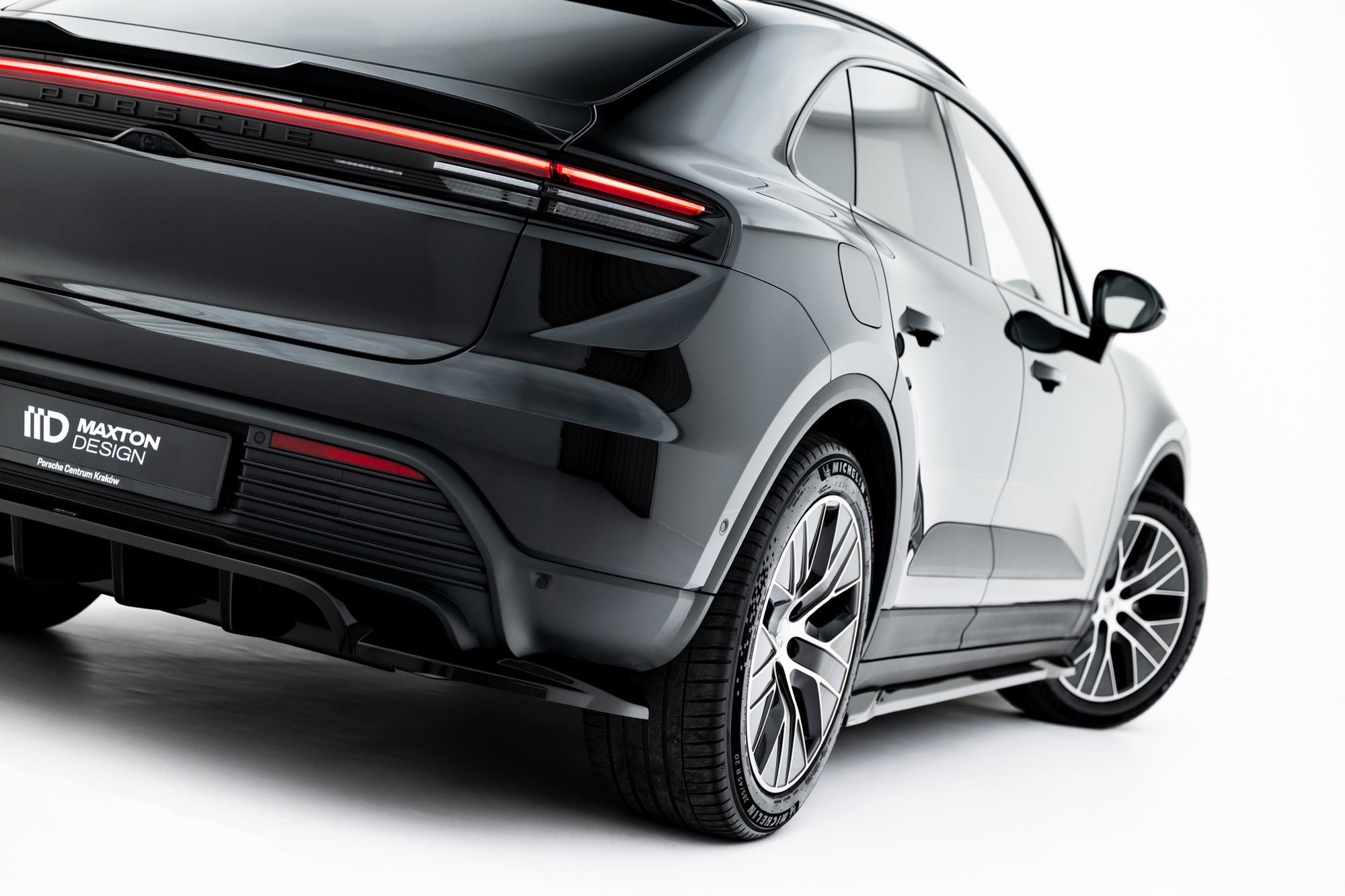 Splitter trasero Porsche Macan EV Mk1 (con barras verticales)