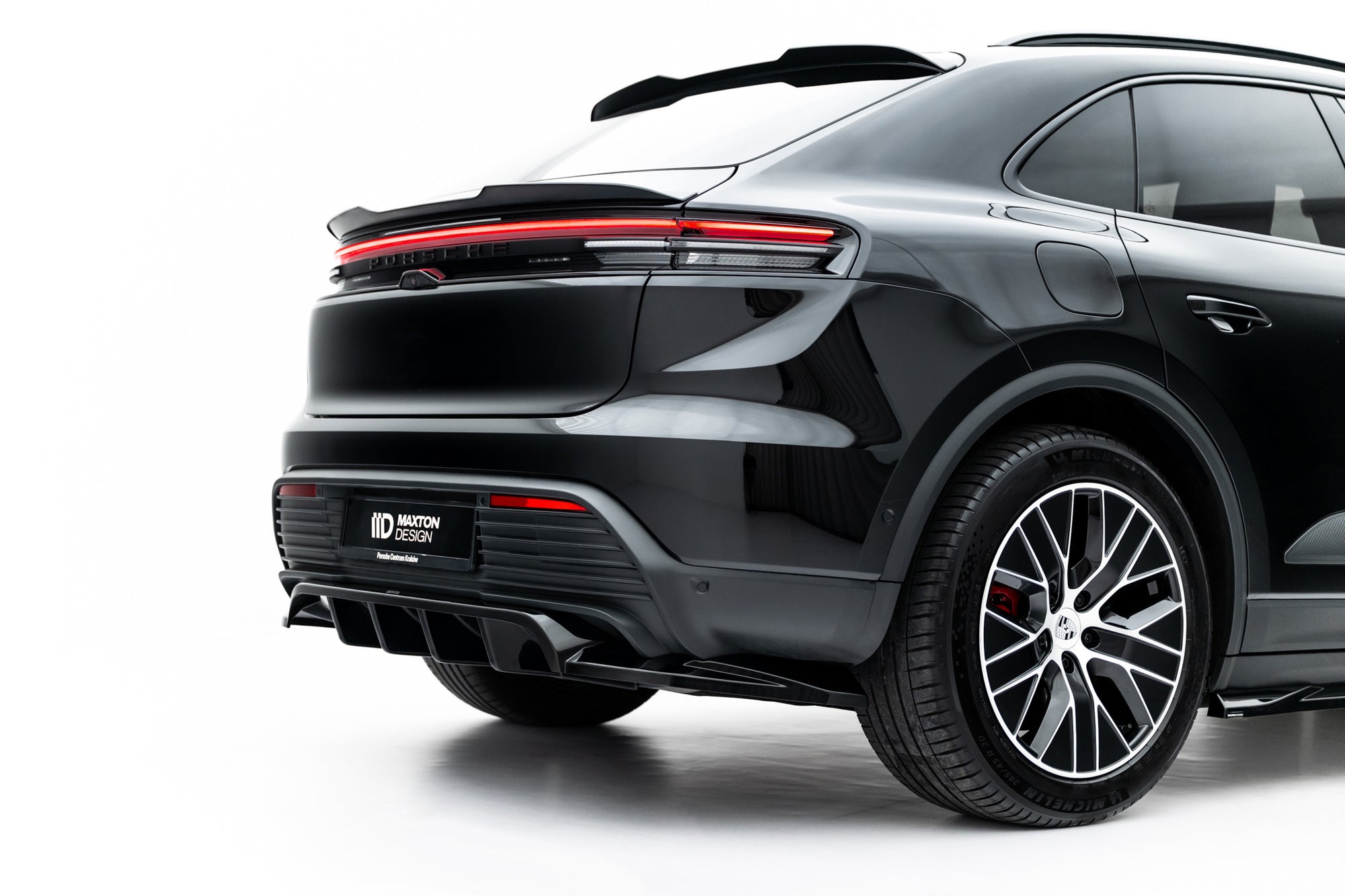 Splitter trasero Porsche Macan EV Mk1 (con barras verticales)