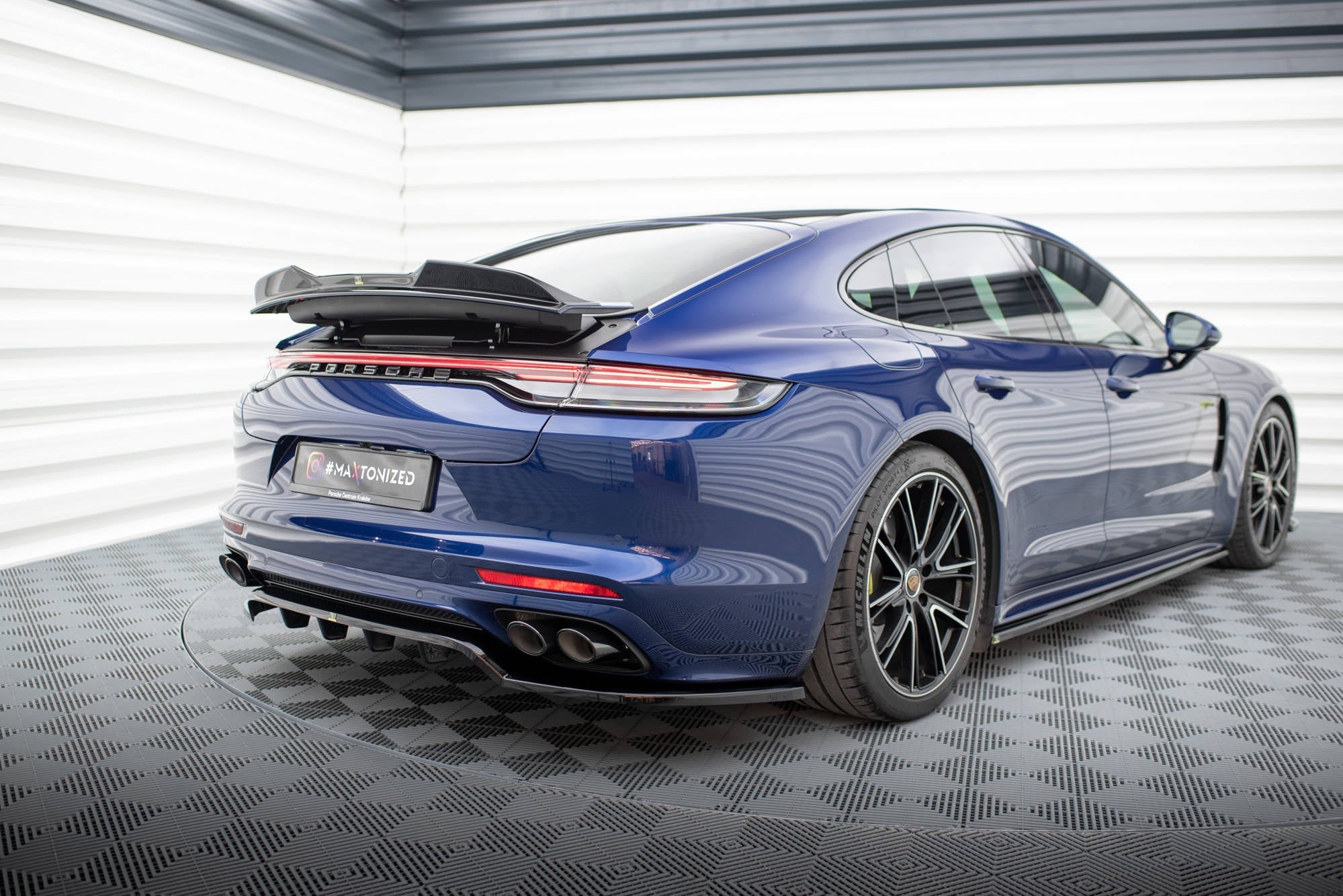 Splitter trasero Porsche Panamera E-Hybrid 971 Facelift (con barras verticales)