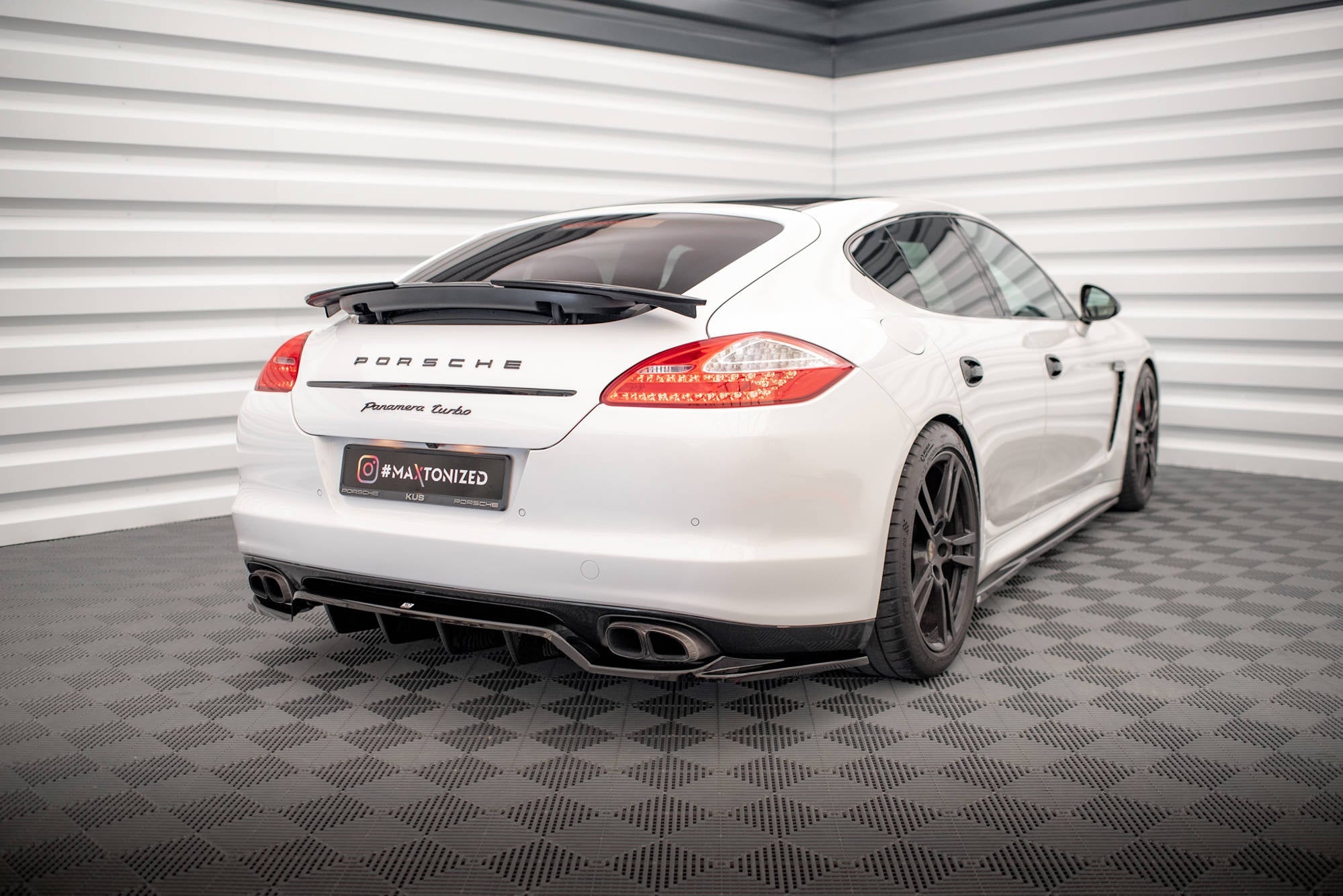 Splitter trasero Porsche Panamera Turbo 970 (con barras verticales)