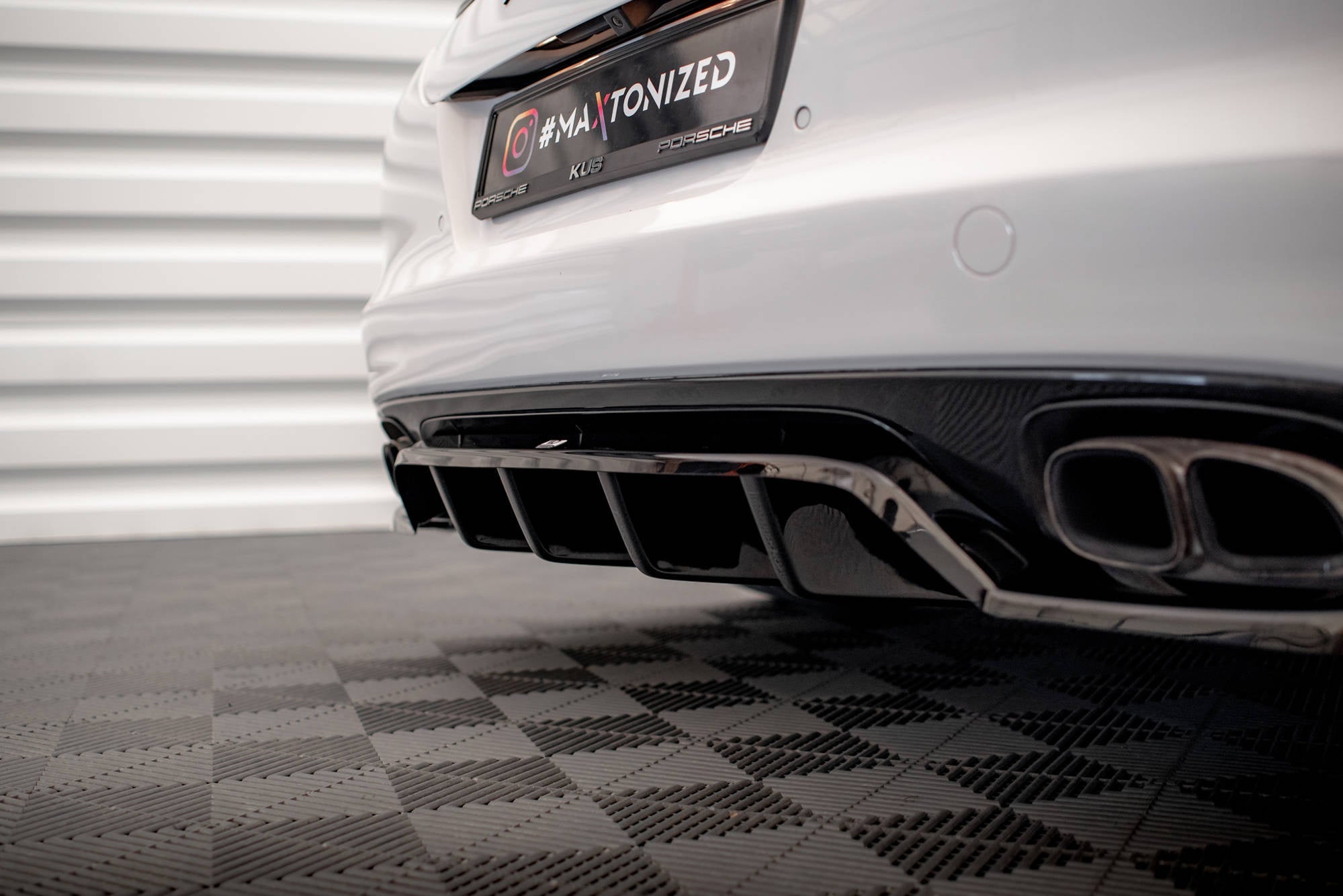 Splitter trasero Porsche Panamera Turbo 970 (con barras verticales)