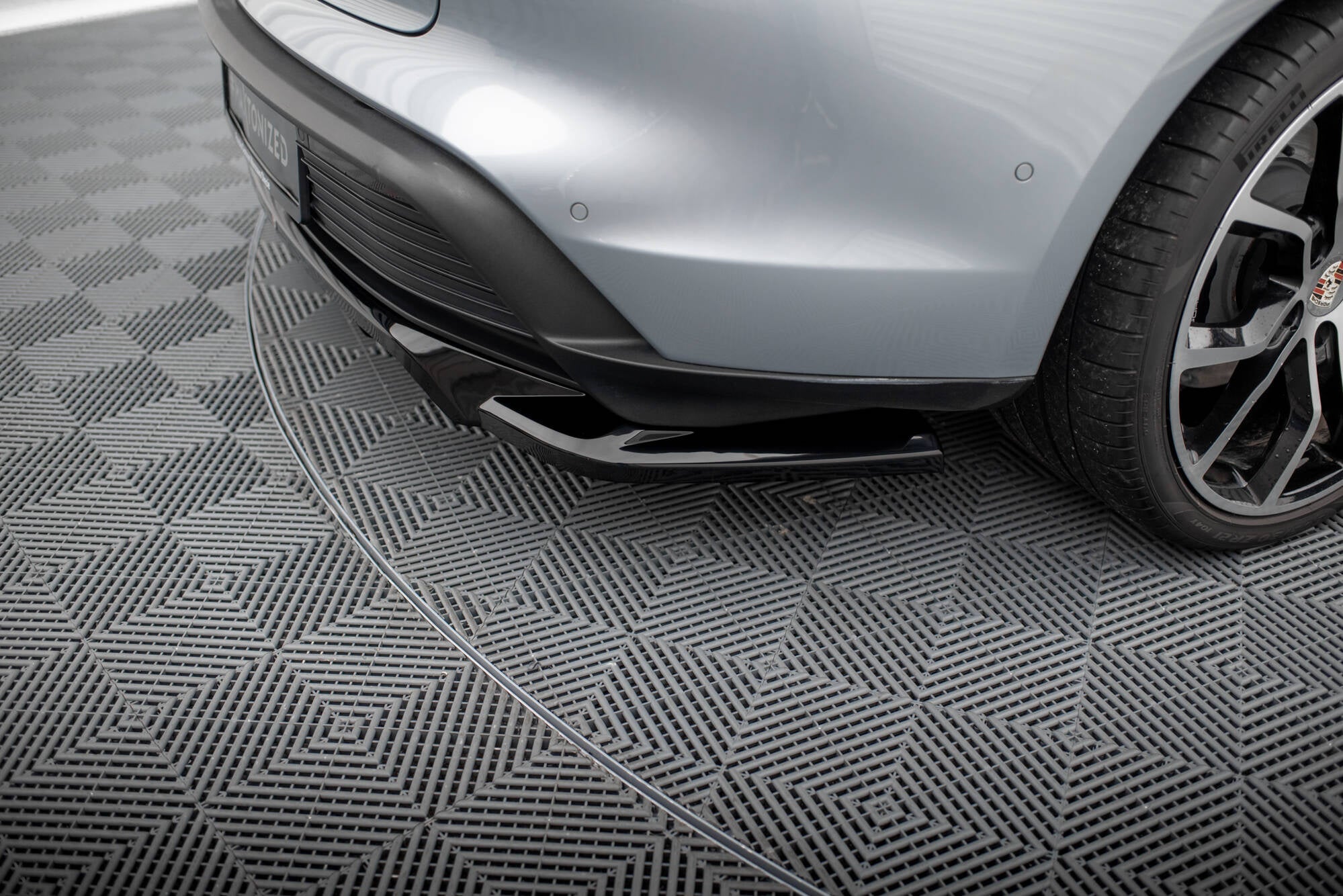 Splitter trasero Porsche Taycan, Taycan 4, Taycan 4S, Taycan GTS Mk1 (con barras verticales)