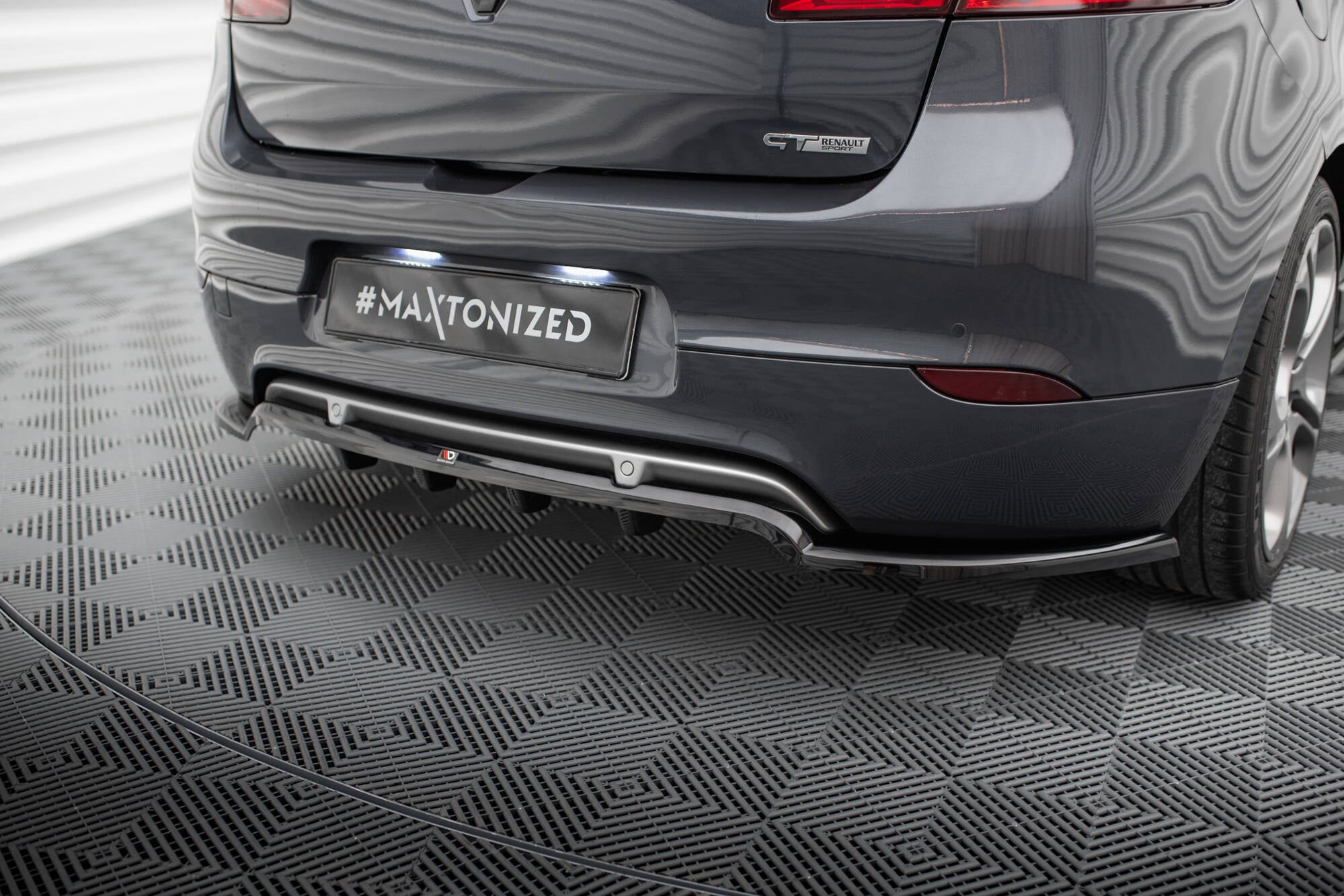 Splitter trasero Renault Mégane GT Mk3 Facelift (con barras verticales)