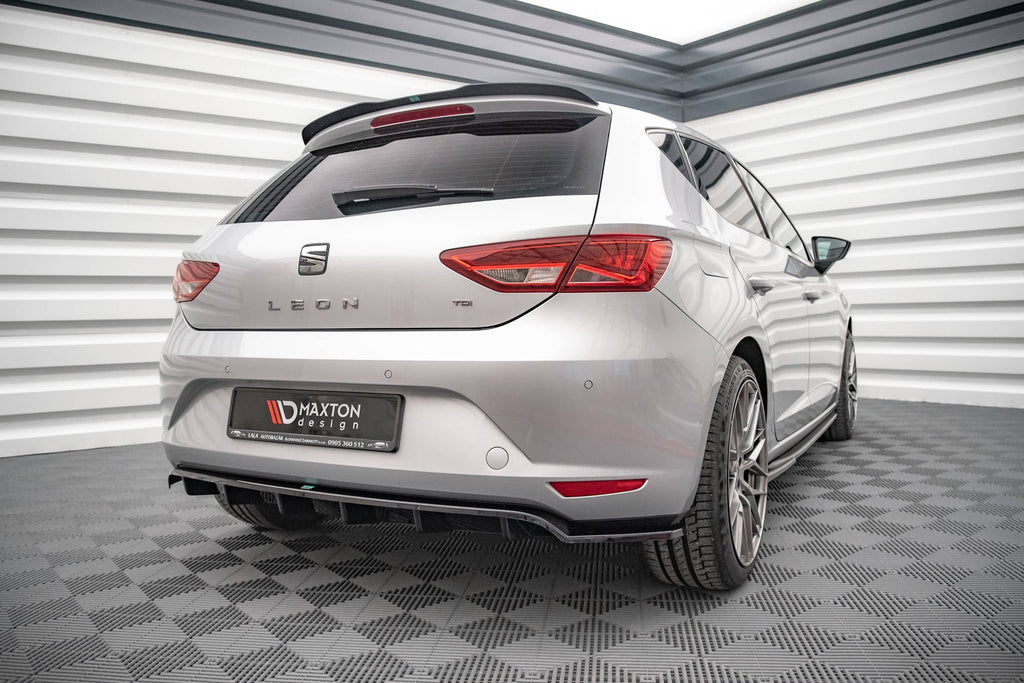 Splitter trasero Seat León Hatchback Mk3 (con barras verticales)
