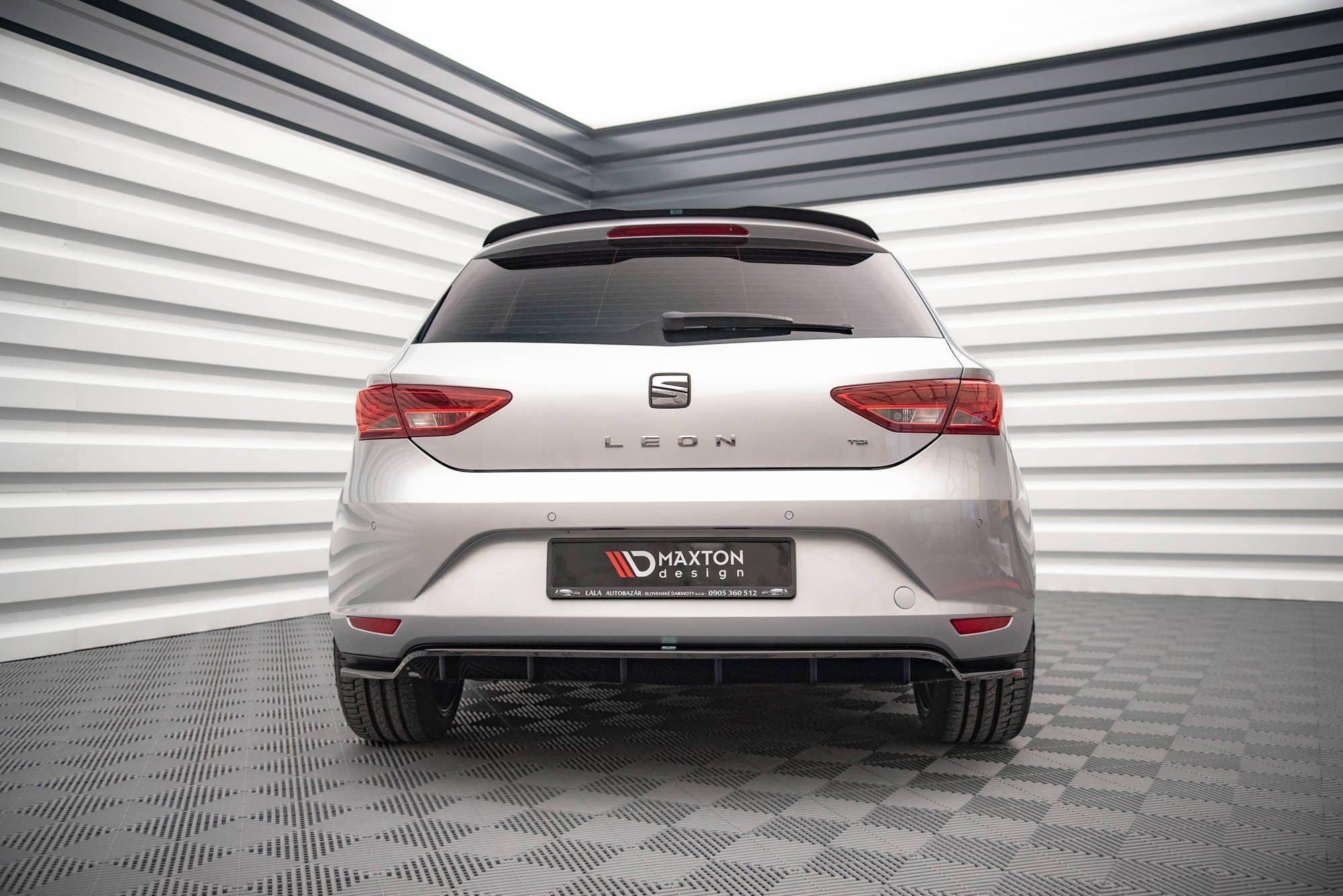Splitter trasero Seat León Hatchback Mk3 (con barras verticales)