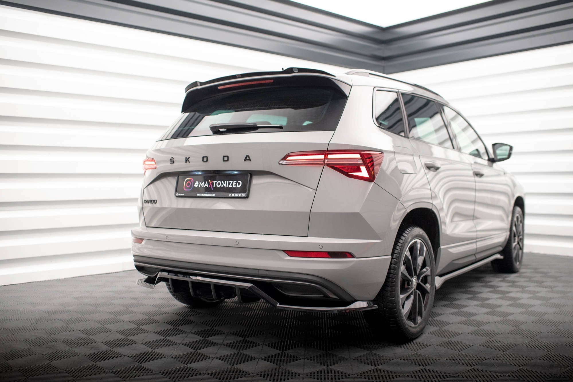 Splitter trasero Skoda Karoq Sportline Mk1 Facelift (con barras verticales)