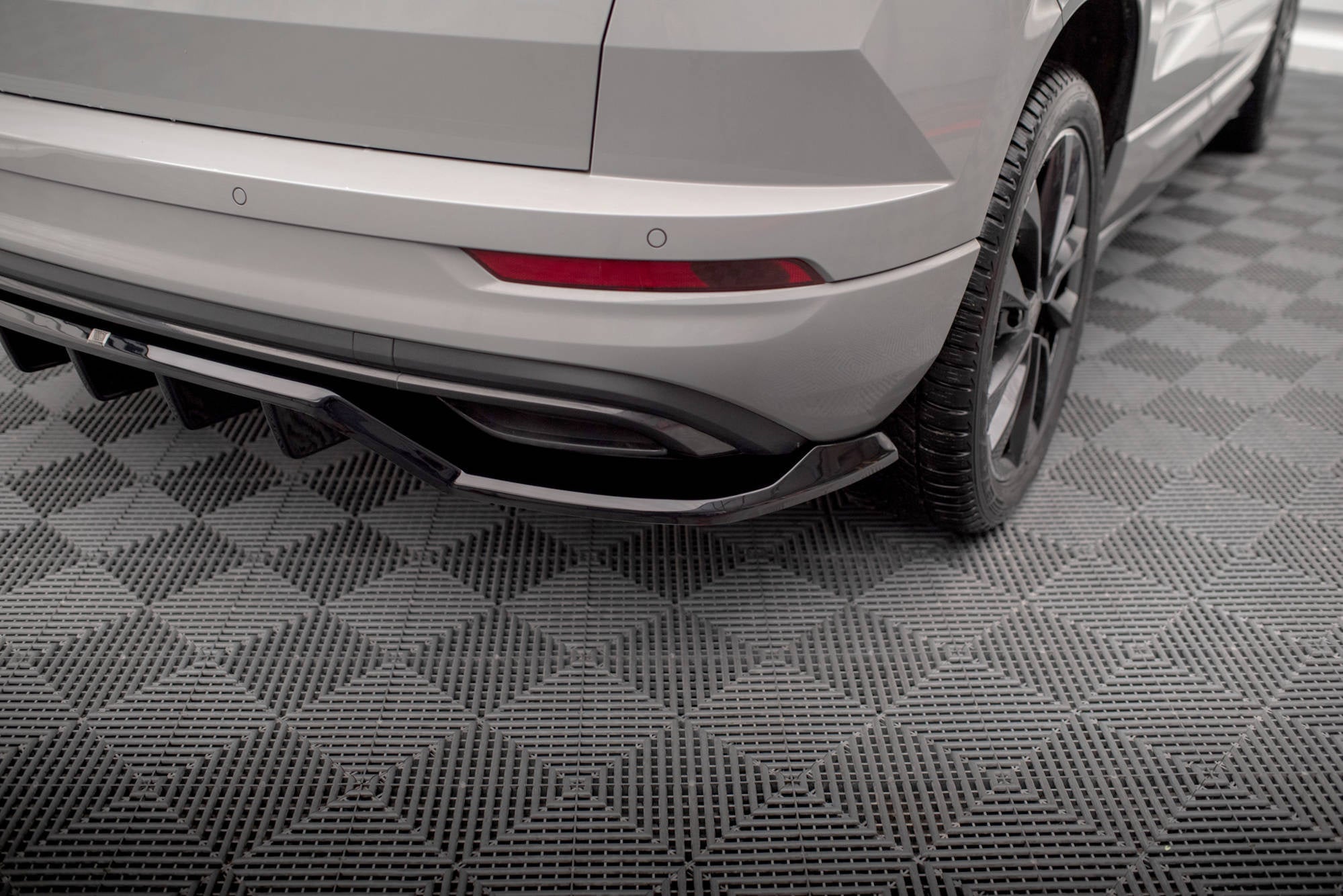Splitter trasero Skoda Karoq Sportline Mk1 Facelift (con barras verticales)