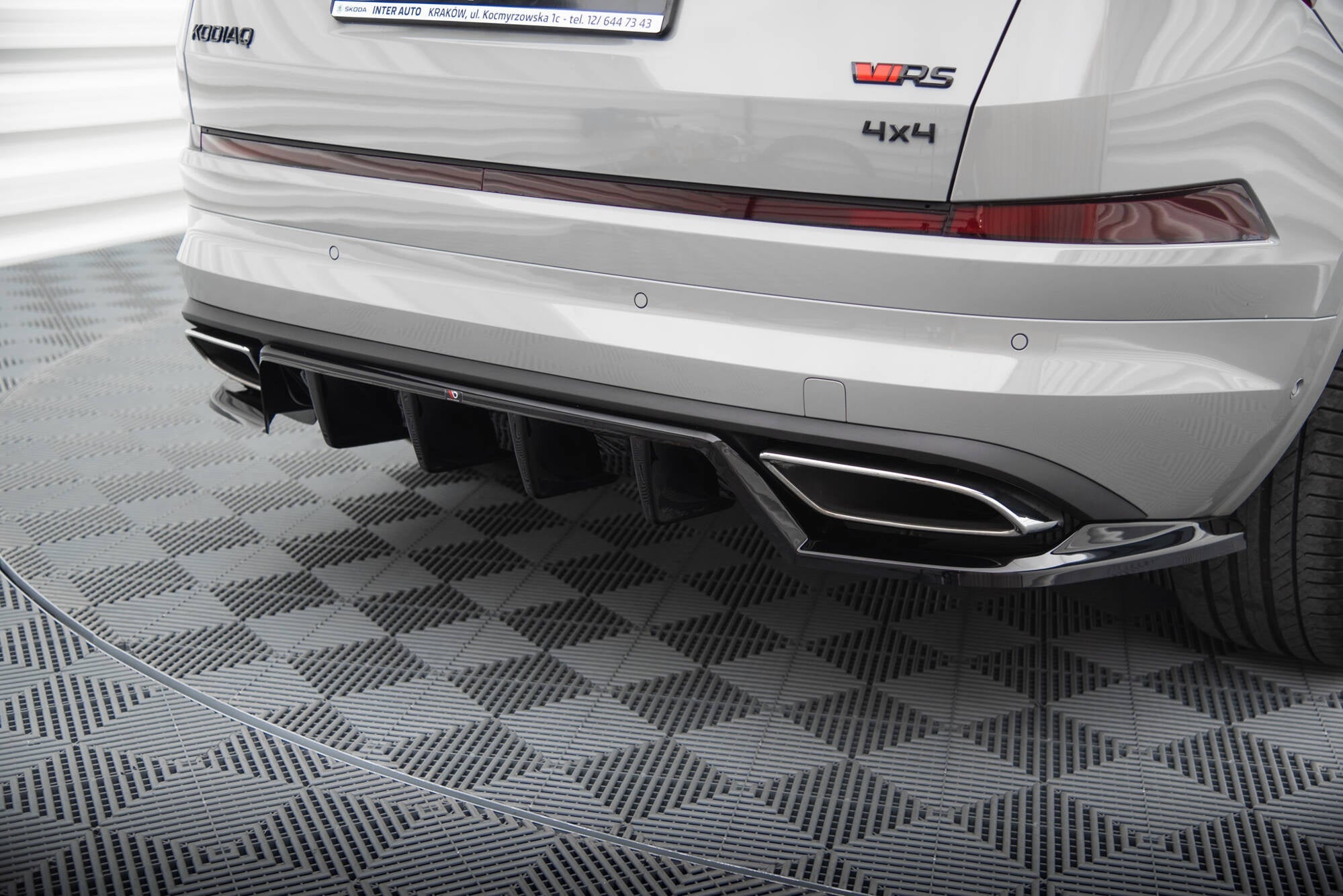 Splitter trasero Skoda Kodiaq RS Mk1 / Mk1 Facelift (con barras verticales)