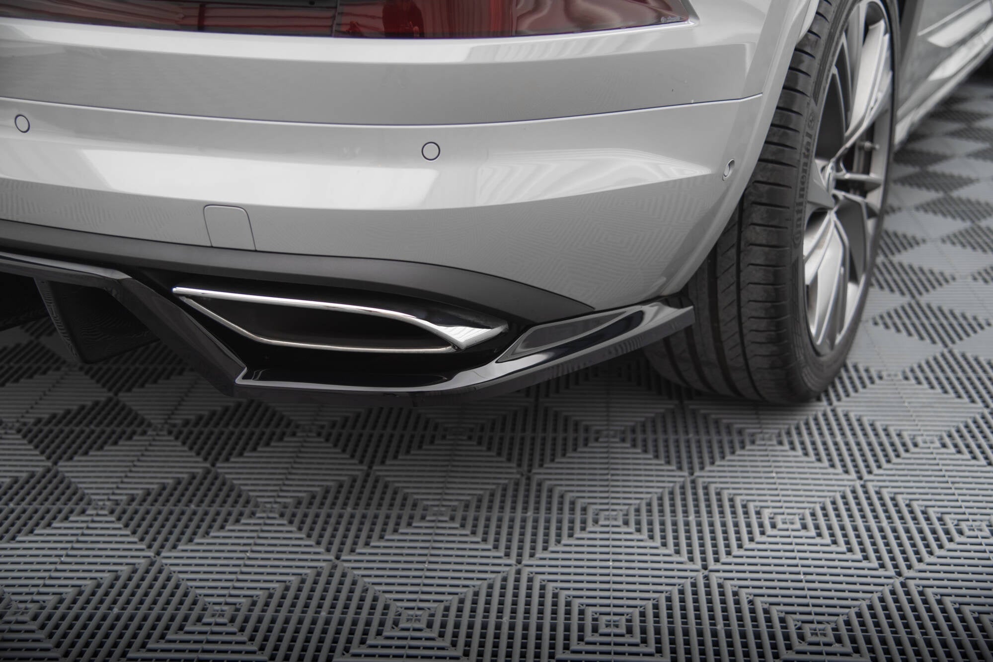 Splitter trasero Skoda Kodiaq RS Mk1 / Mk1 Facelift (con barras verticales)