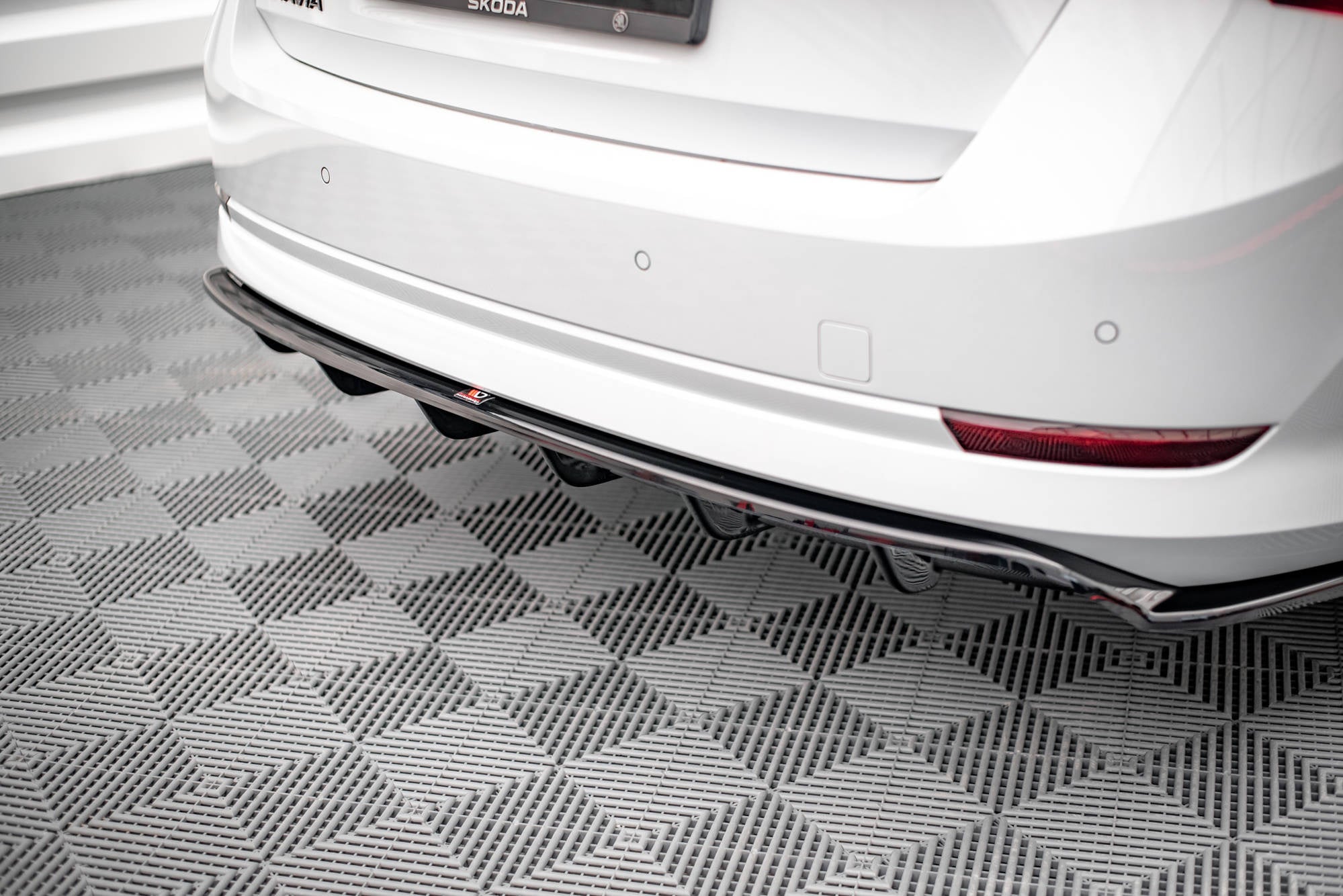 Splitter trasero Skoda Octavia Mk4 (con barras verticales)