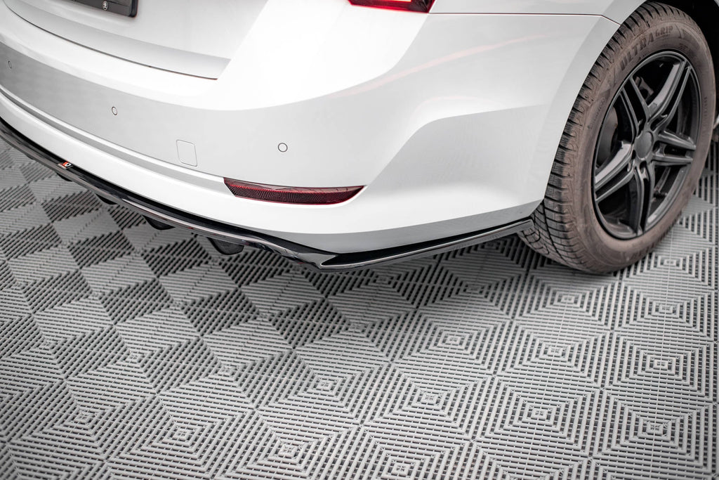 Splitter trasero Skoda Octavia Mk4 (con barras verticales)