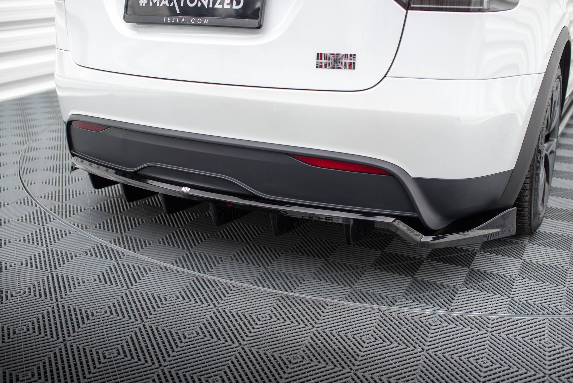 Splitter trasero Tesla Model X Mk1 Facelift (con barras verticales)