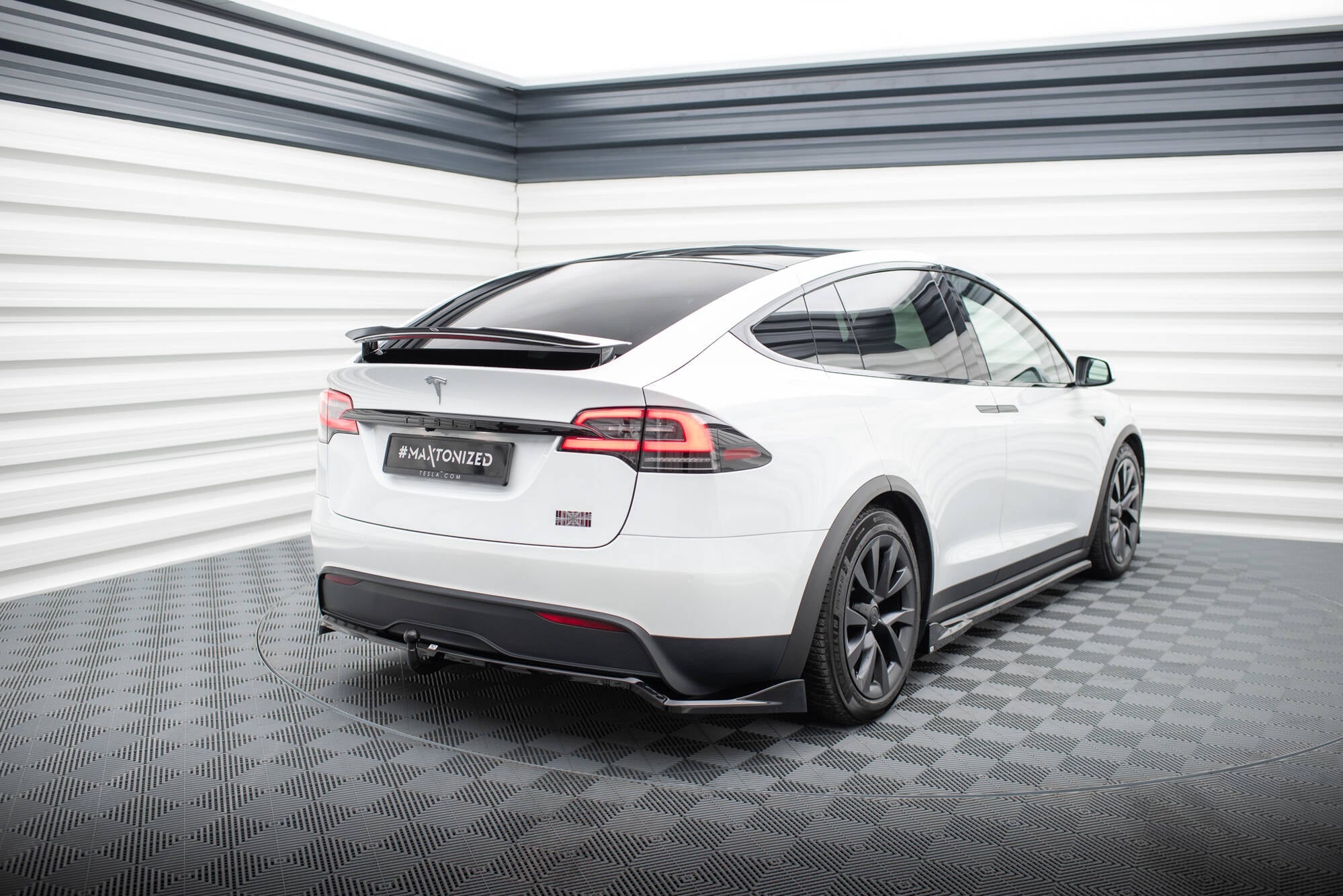 Splitter trasero Tesla Model X Mk1 Facelift (con barras verticales)