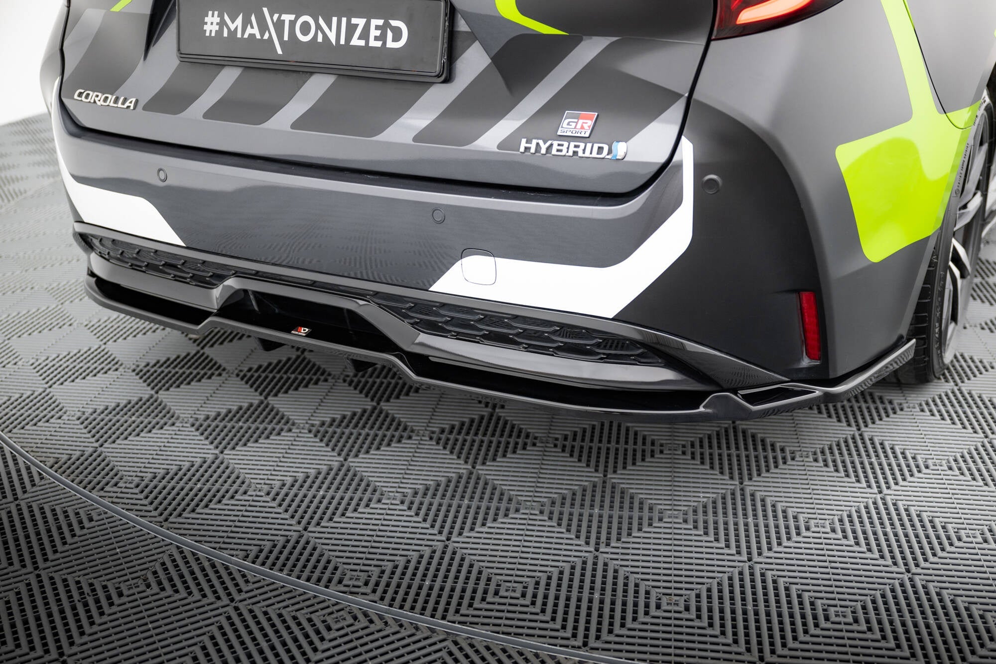 Splitter trasero Toyota Corolla GR Sport Touring Sports XII (con barras verticales)