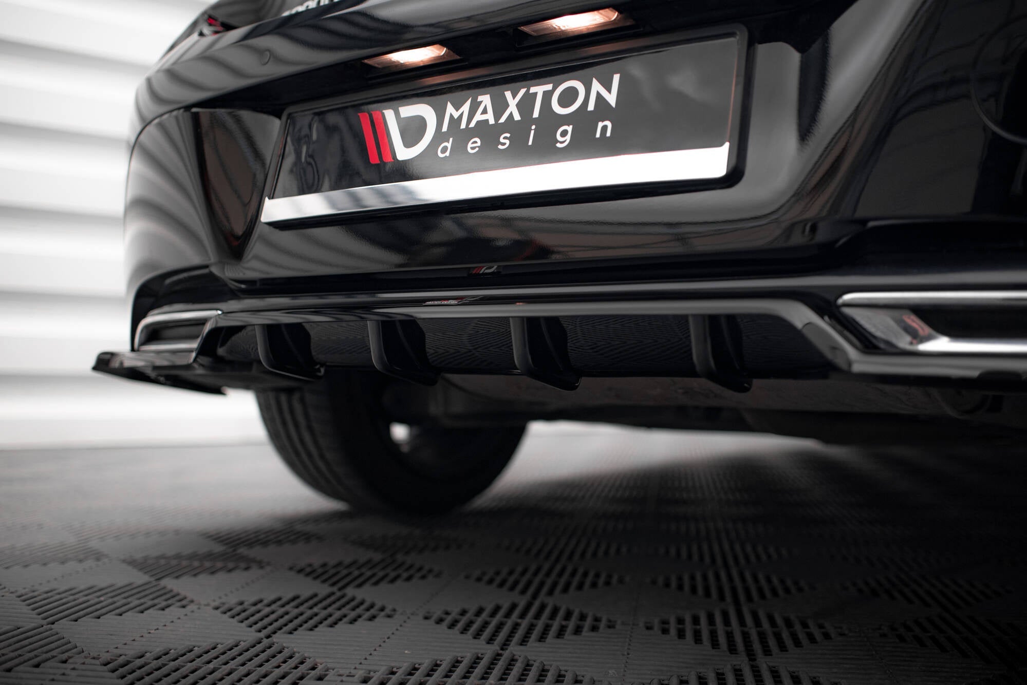 Splitter trasero Toyota Corolla Hatchback Mk12 (con barras verticales)