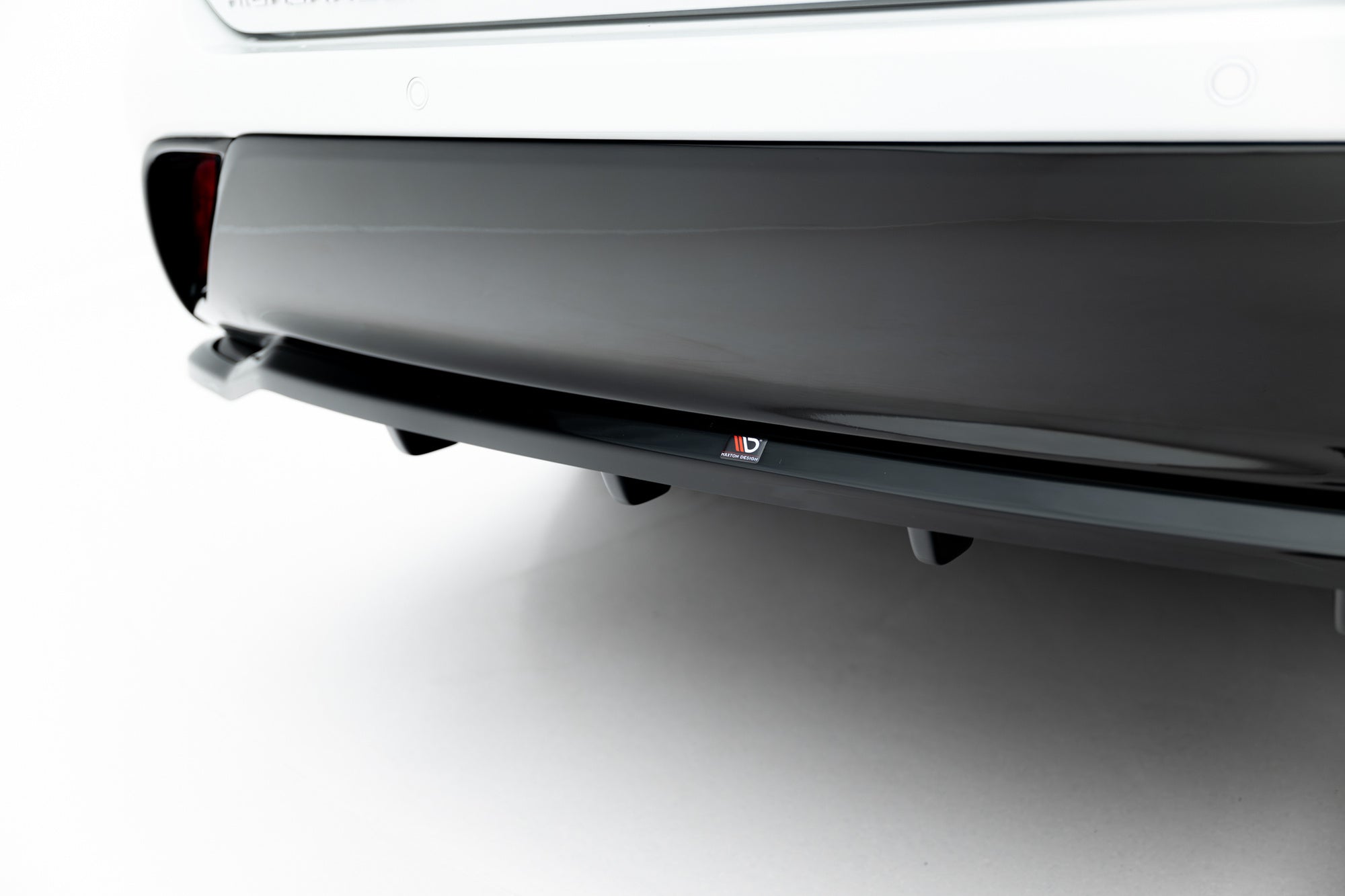 Splitter trasero Toyota Highlander Mk4 (con barras verticales)
