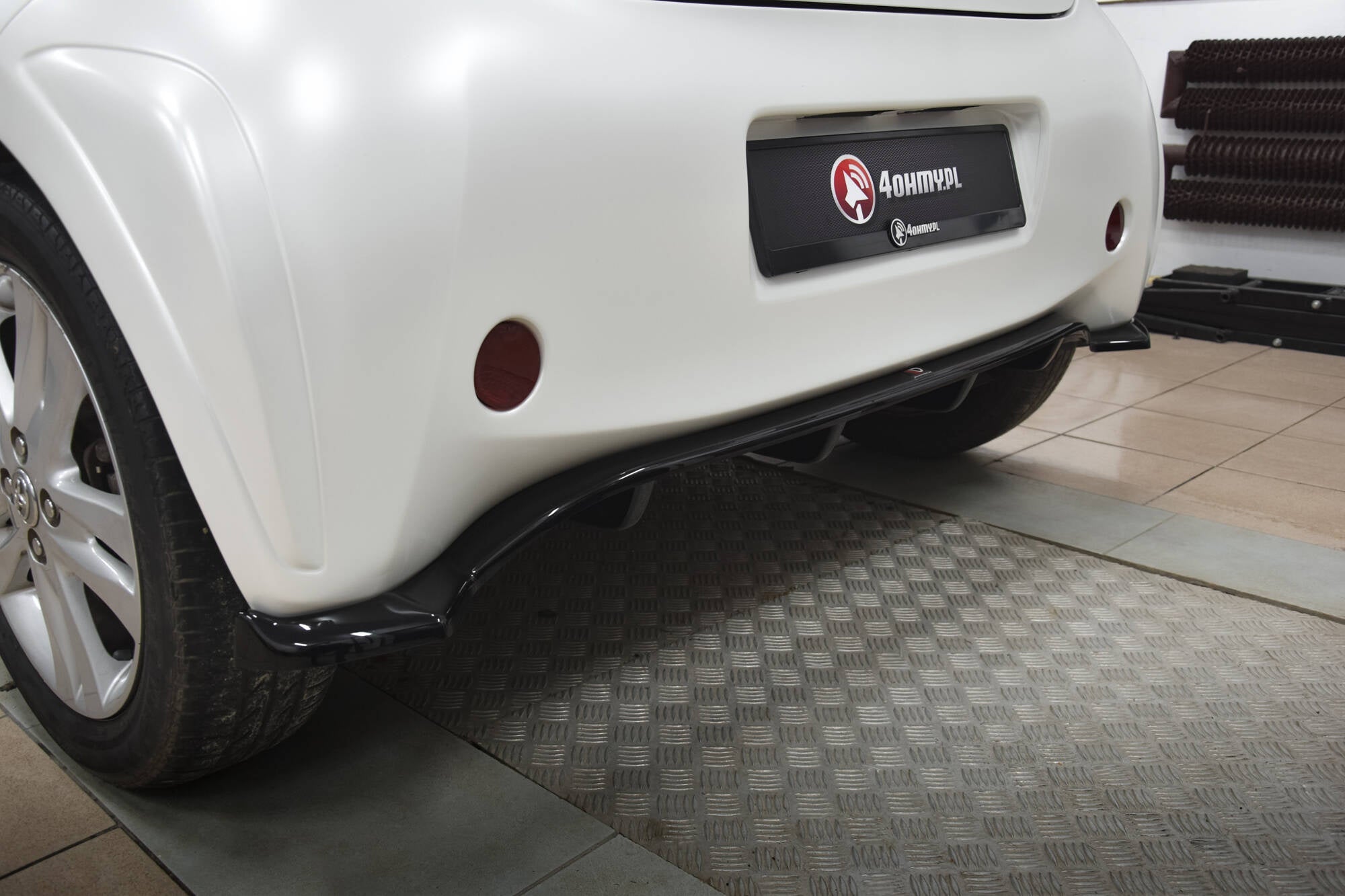 Splitter trasero Toyota IQ (con barras verticales)