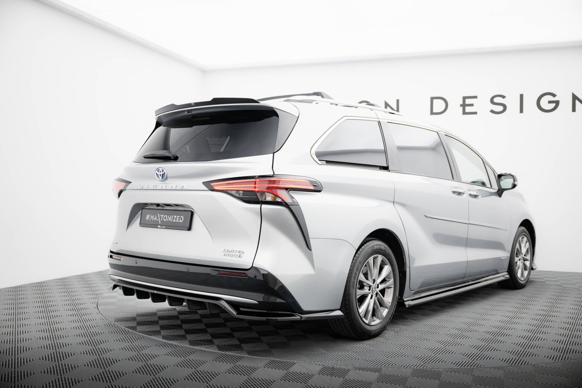 Splitter trasero Toyota Sienna Mk4 (con barras verticales)