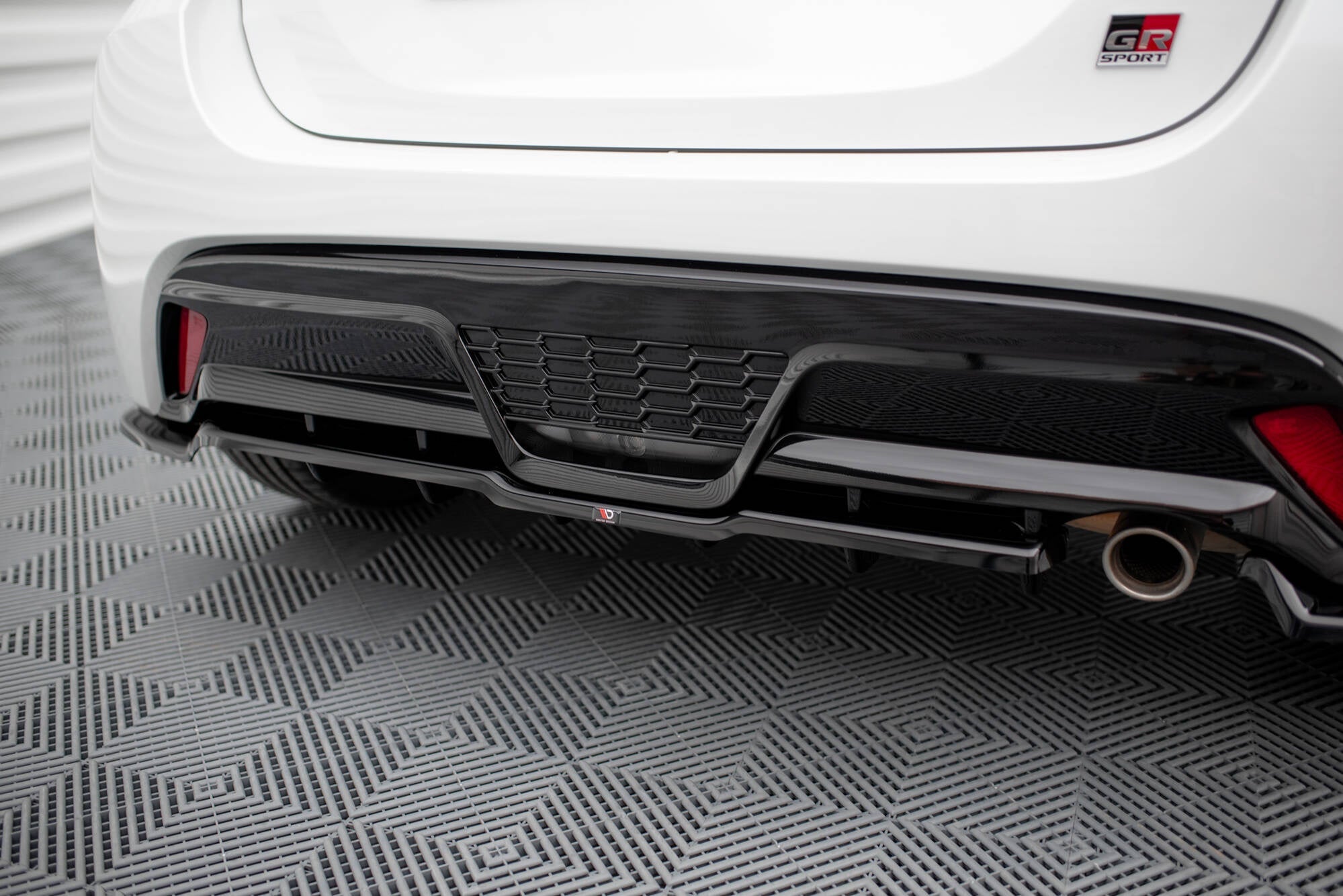 Splitter trasero Toyota Yaris GR Sport Mk4 (con barras verticales)