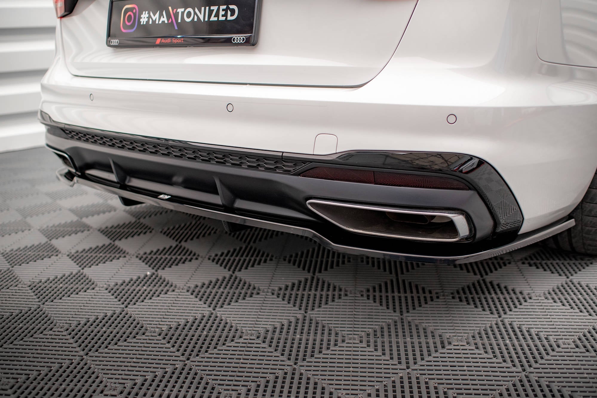 Splitter trasero V.1 Audi A4 S-Line B9 Facelift (con barras verticales)
