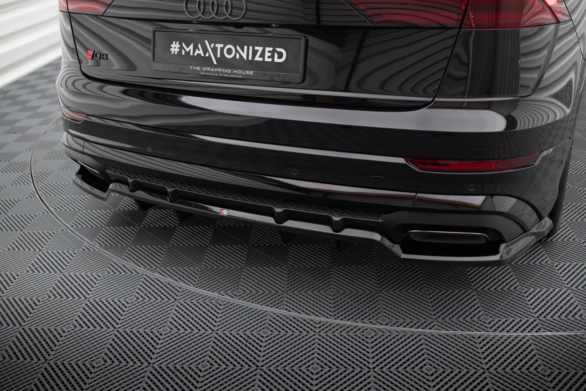 Splitter trasero V.1 Audi SQ8 Q8 S-Line Mk1 Facelift (con barras verticales)
