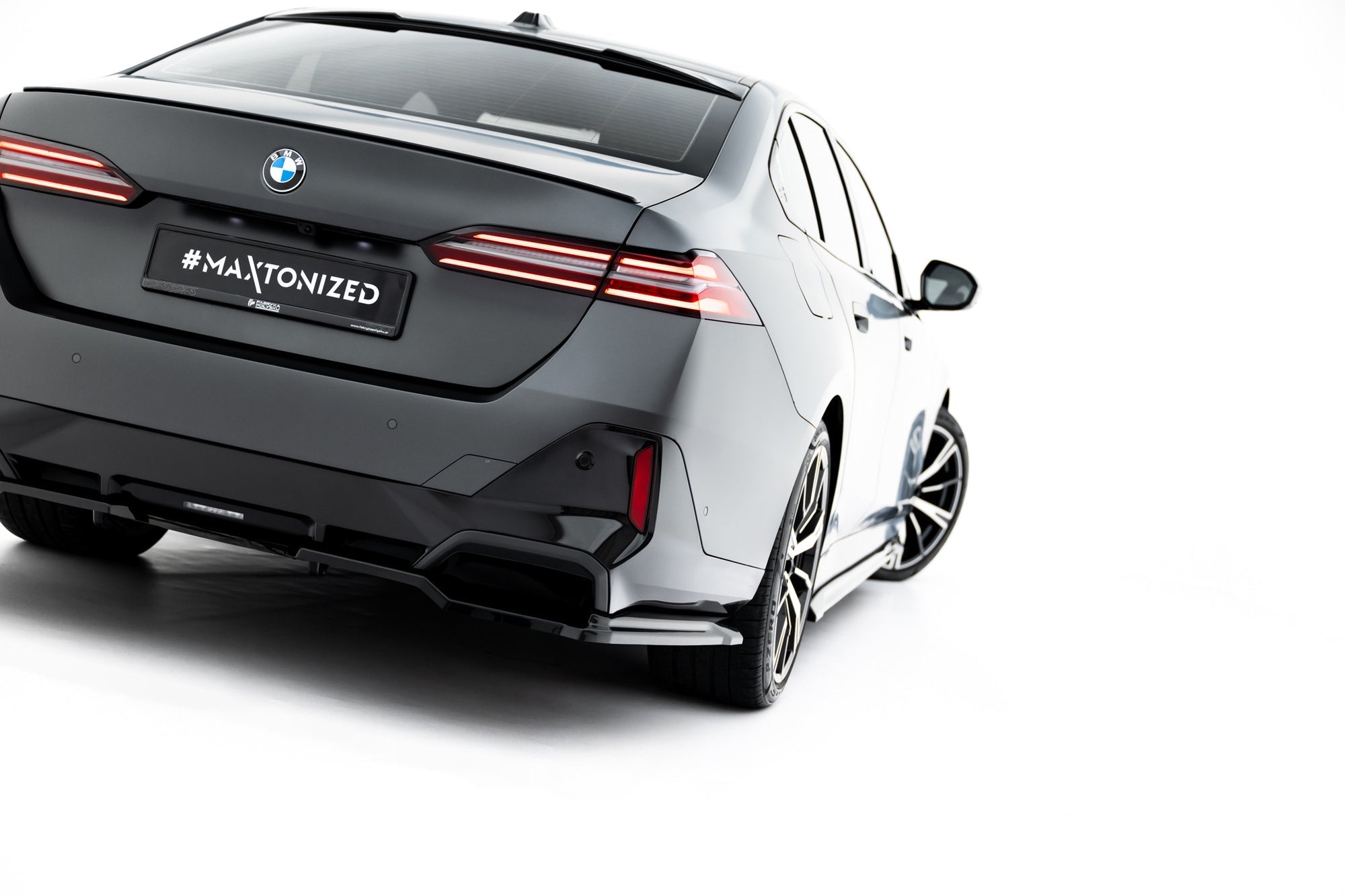 Splitter trasero V.1 BMW 5 i5 M-Pack Berlina / Sedán / Touring G60 G61 (con barras verticales)