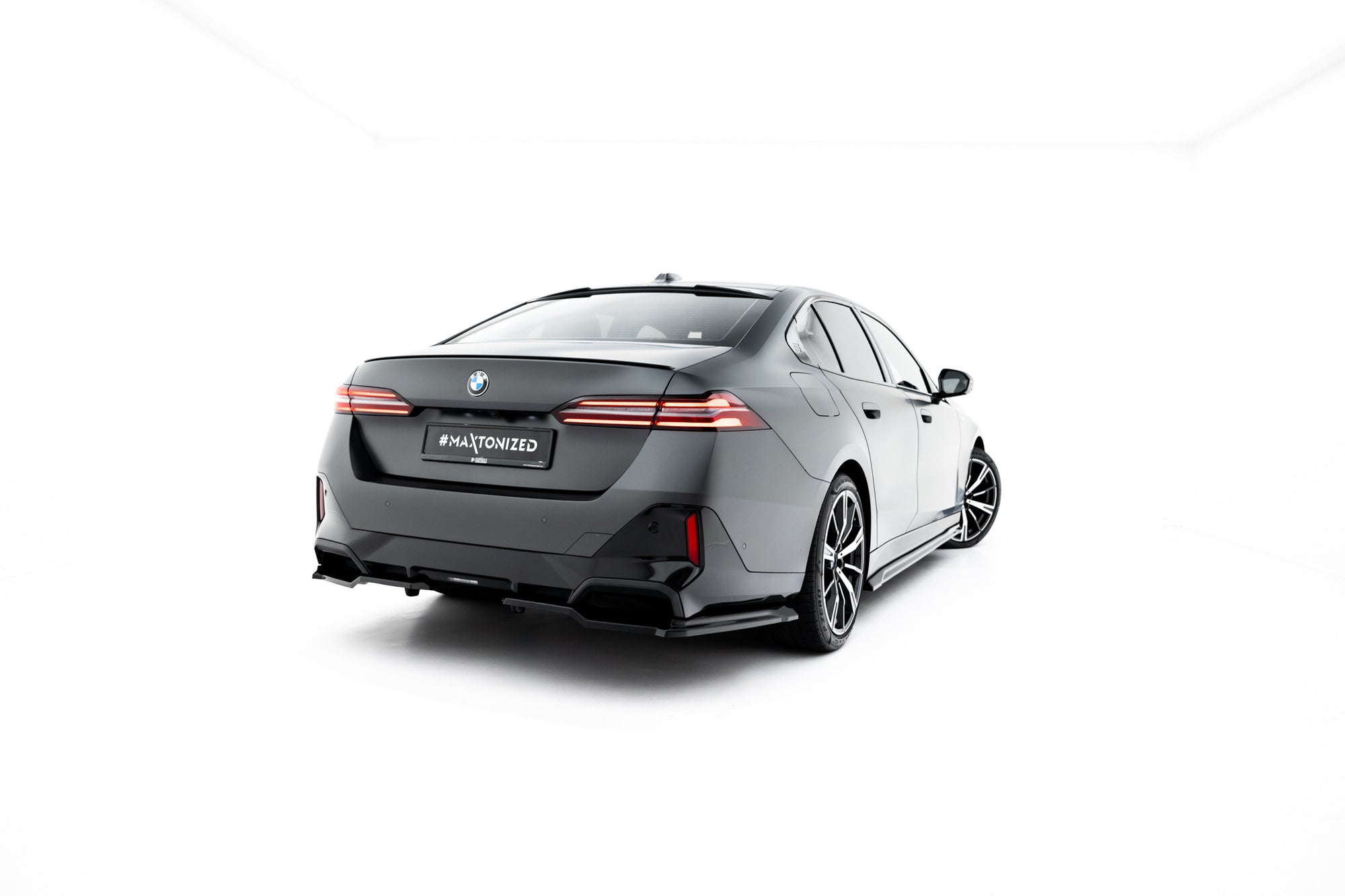 Splitter trasero V.1 BMW 5 i5 M-Pack Berlina / Sedán / Touring G60 G61 (con barras verticales)