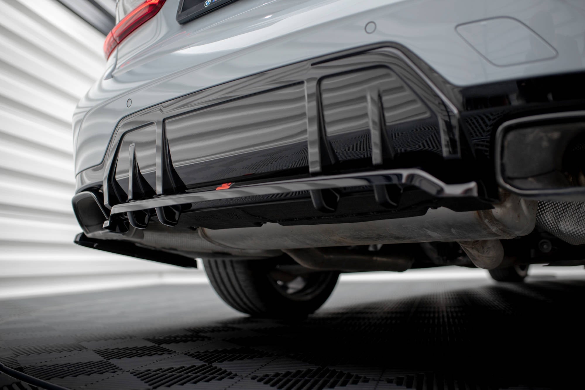 Splitter trasero V.1 BMW M340i G20 / G21 Facelift (con barras verticales)