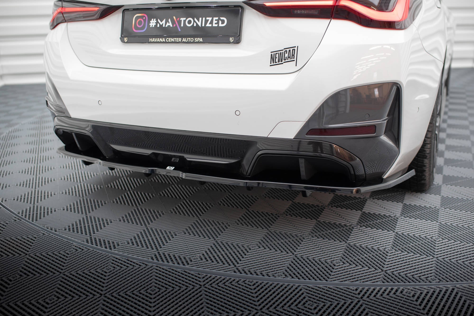 Splitter trasero V.1 BMW I4 M-Pack G26 (con barras verticales)