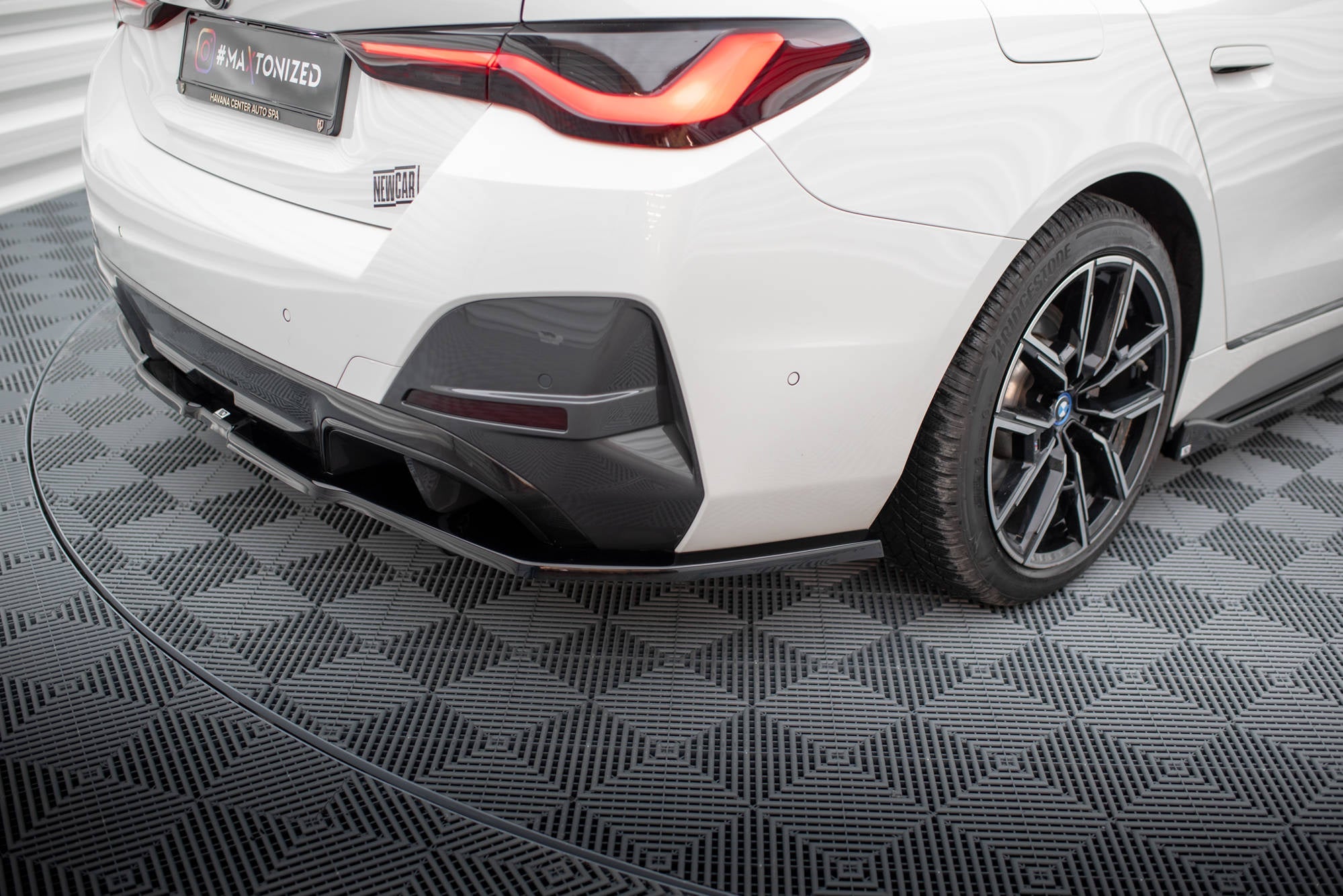 Splitter trasero V.1 BMW I4 M-Pack G26 (con barras verticales)