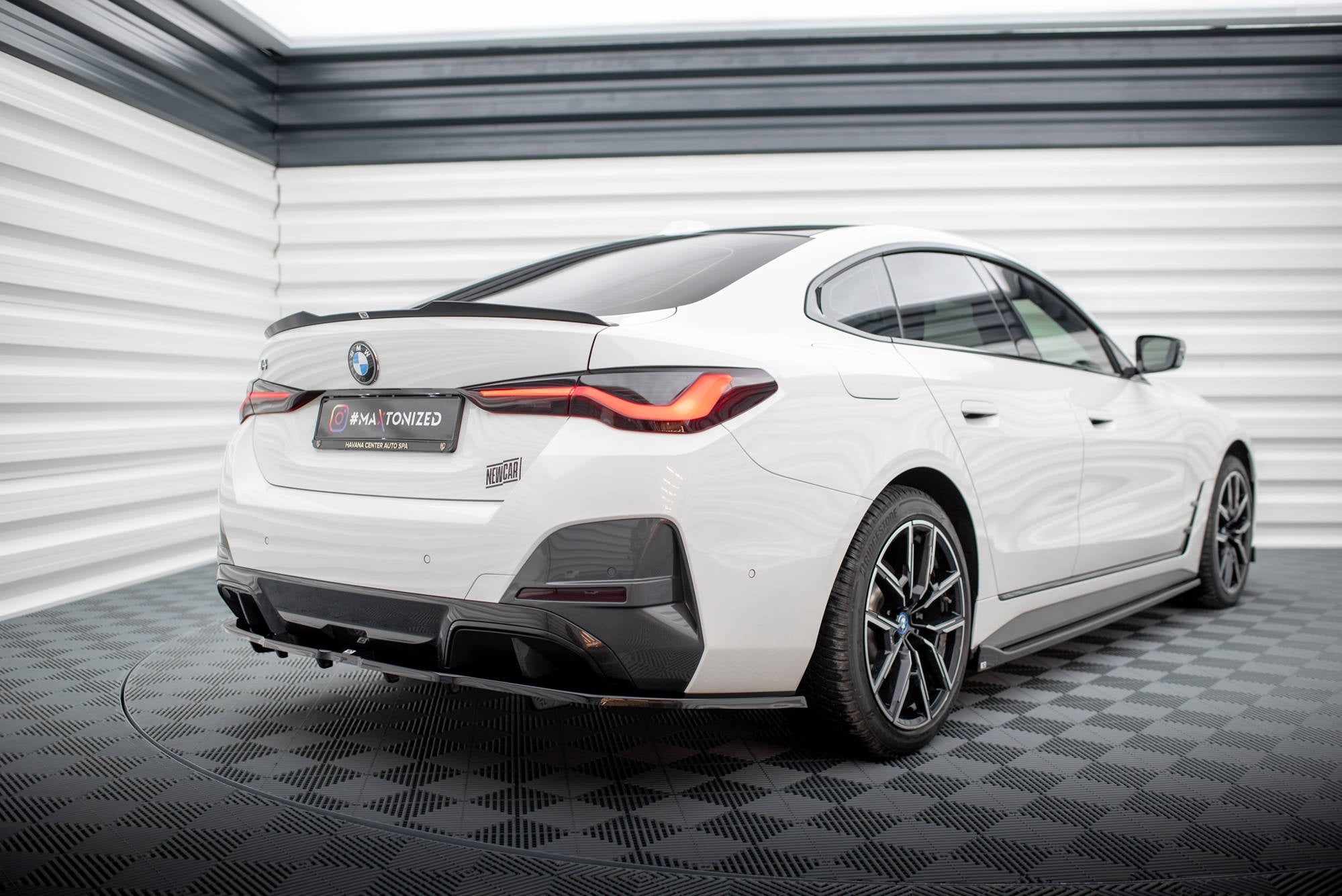 Splitter trasero V.1 BMW I4 M-Pack G26 (con barras verticales)