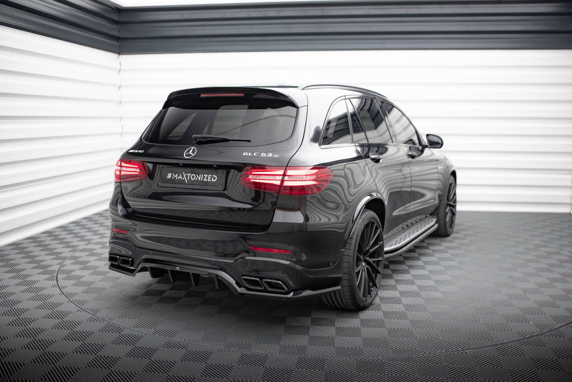 Splitter trasero V.1 Mercedes-AMG GLC 63 SUV X253 (con barras verticales)