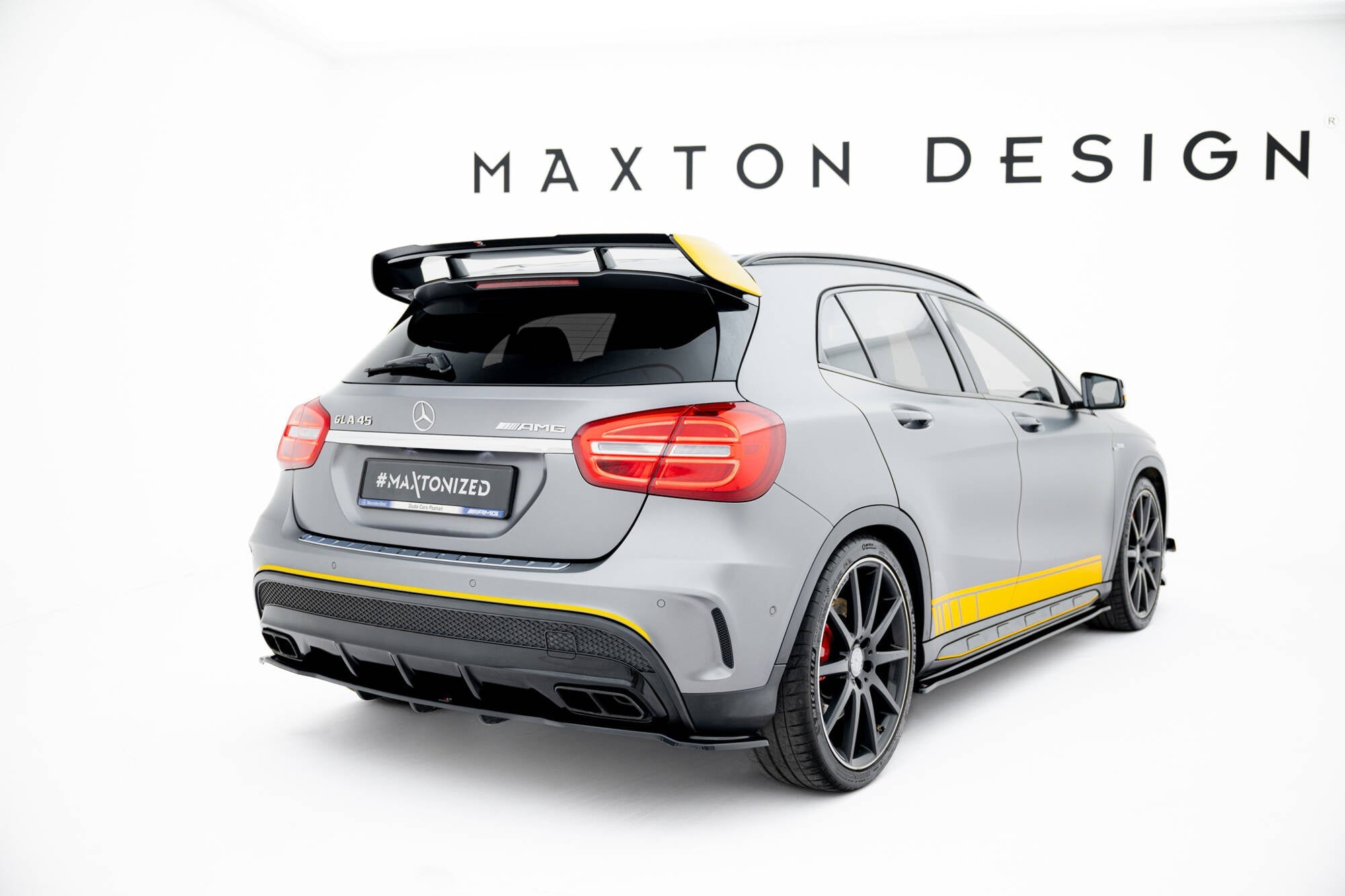 Splitter trasero V.1 Mercedes-Benz GLA 45 AMG X156 (con barras verticales)