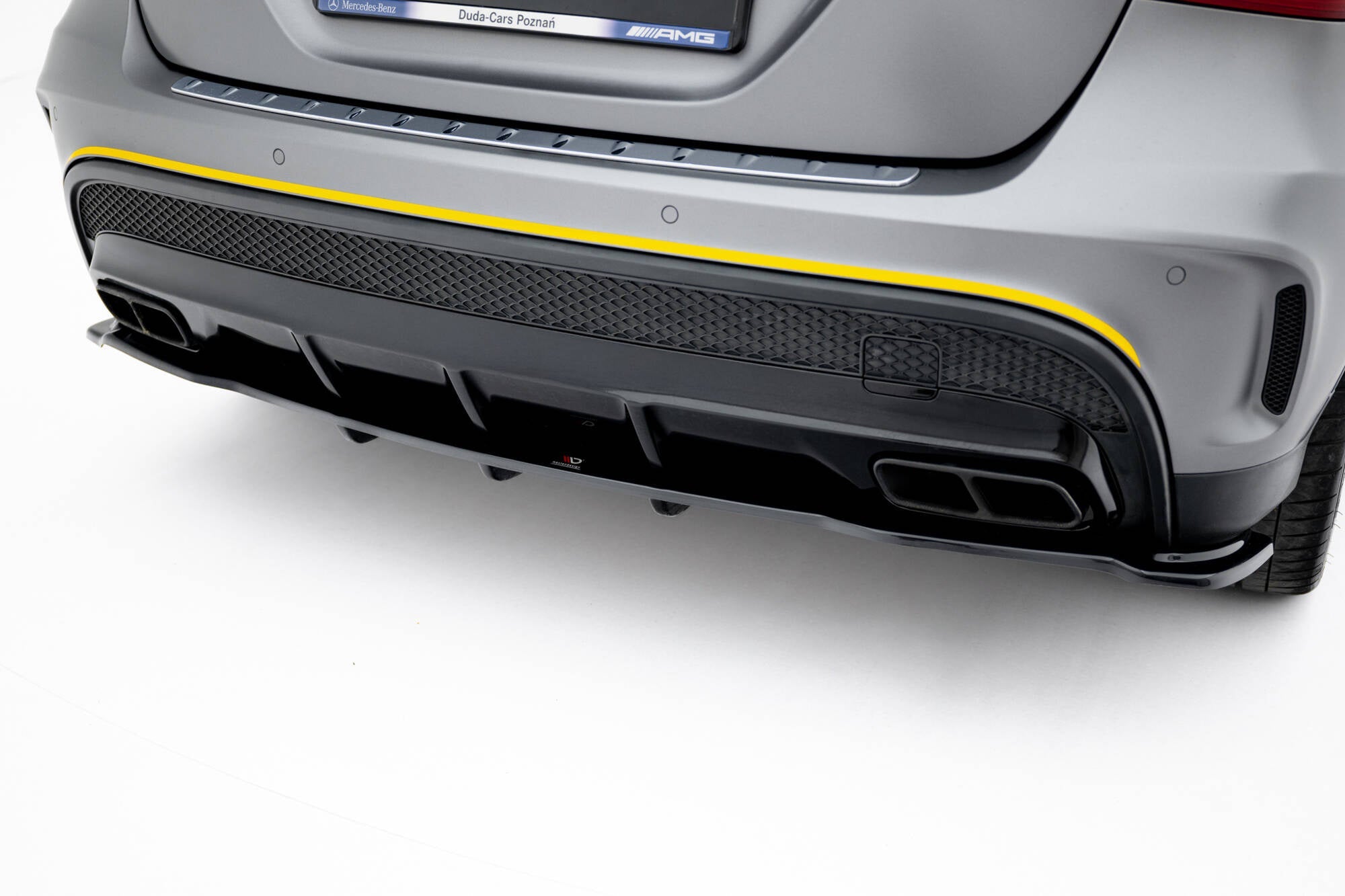 Splitter trasero V.1 Mercedes-Benz GLA 45 AMG X156 (con barras verticales)