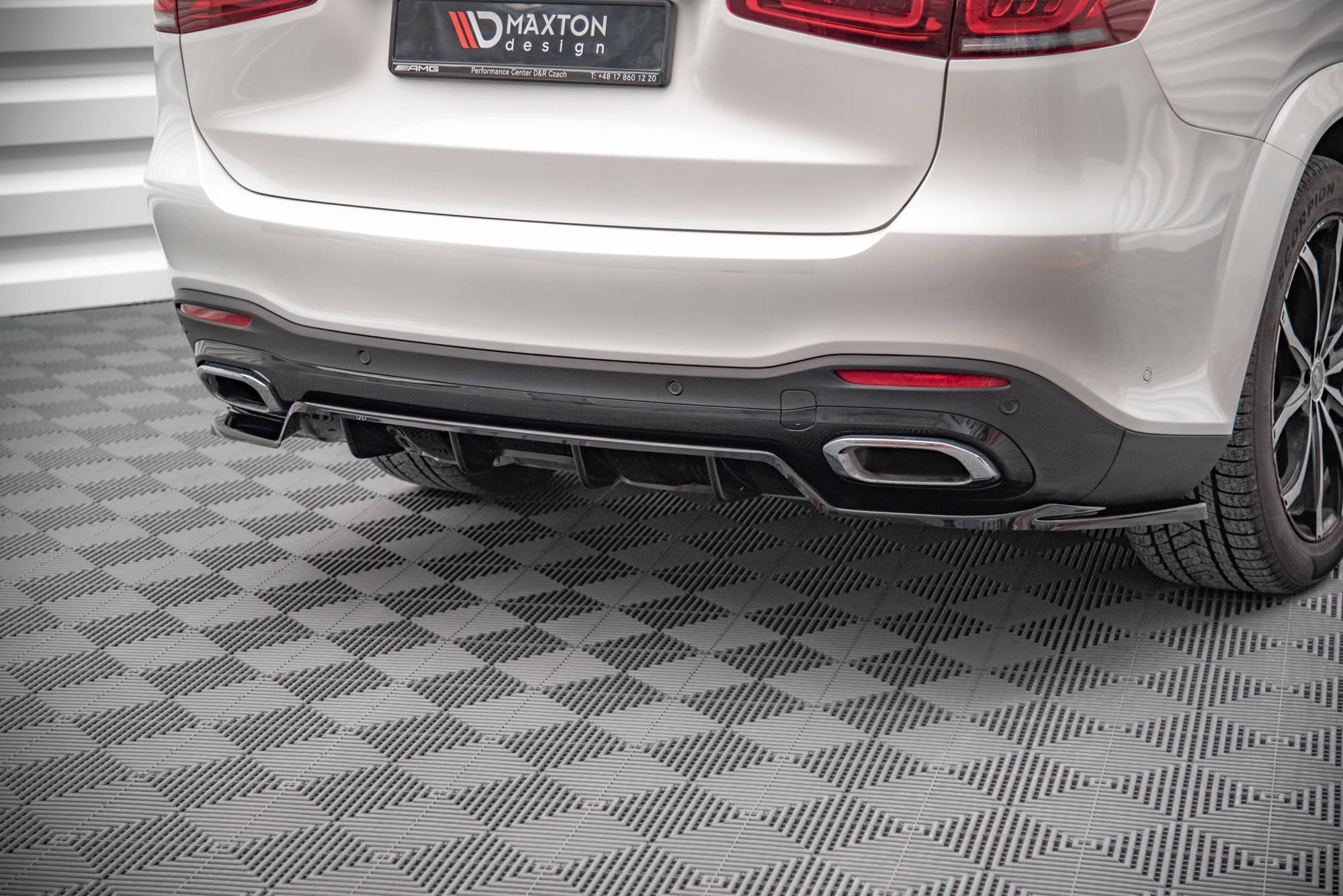 Splitter trasero V.1 Mercedes-Benz GLS AMG-Line X167 (con barras verticales)